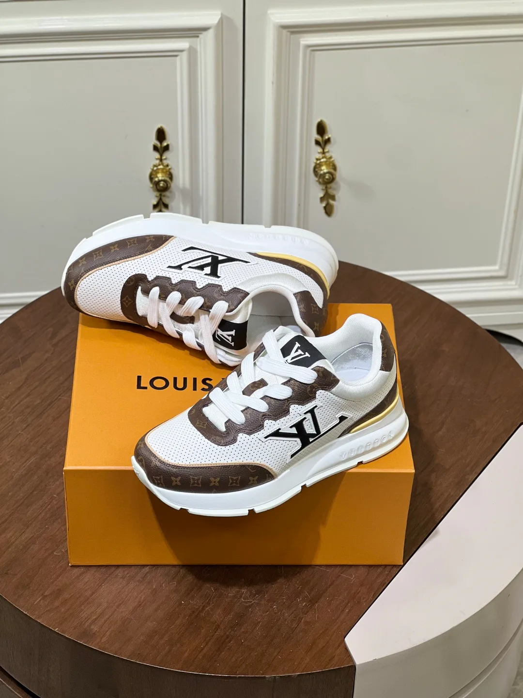 Women's Sneakers LOUIS VUITTON 17460370