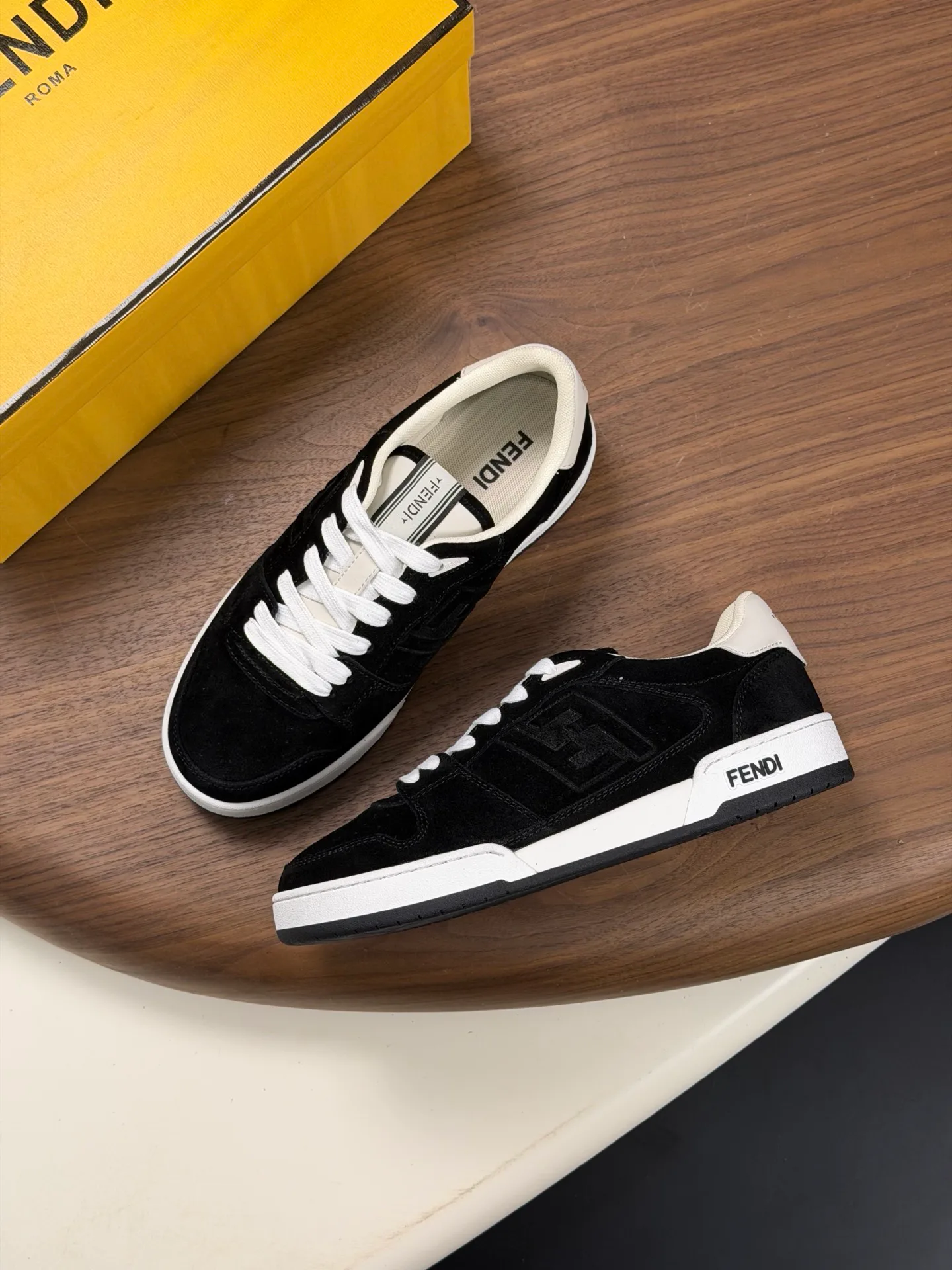 Women's Sneakers FENDI 18116585