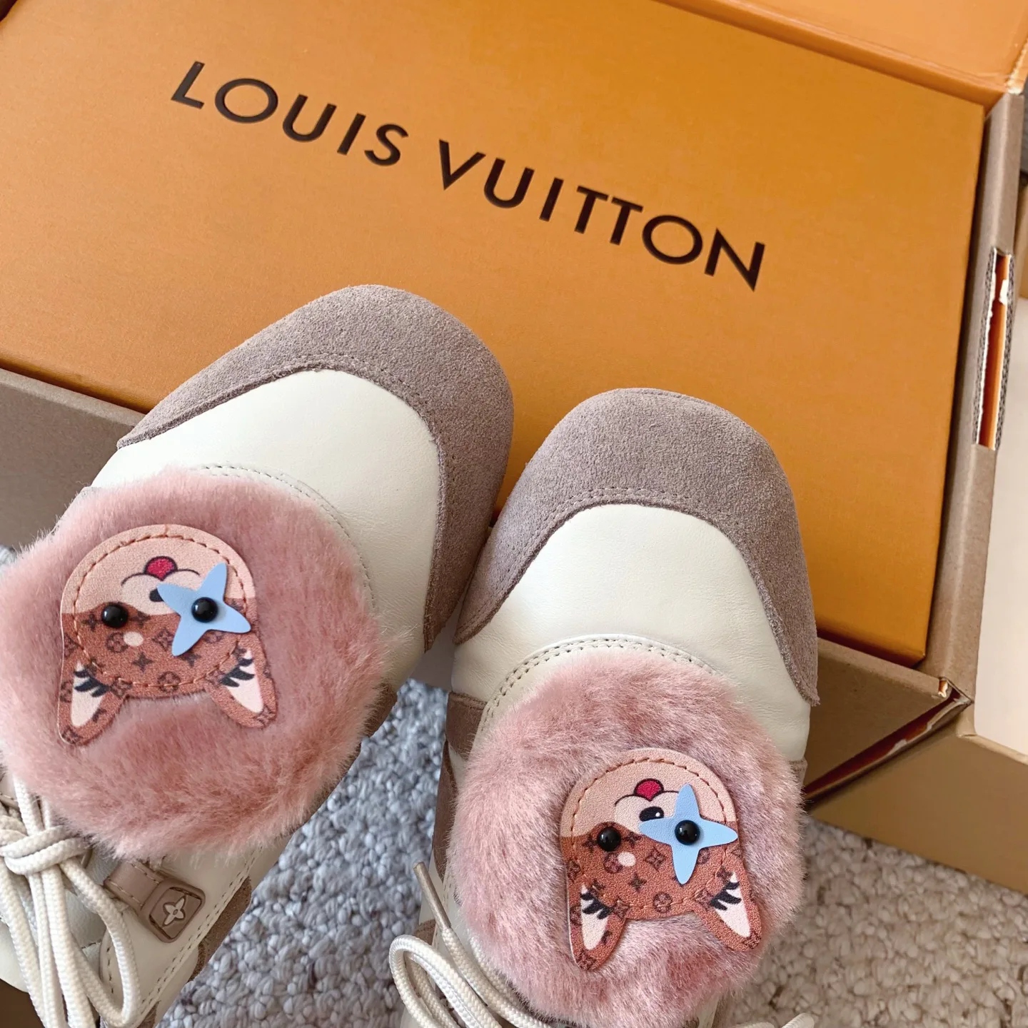 Women's Sneakers LOUIS VUITTON 18375805
