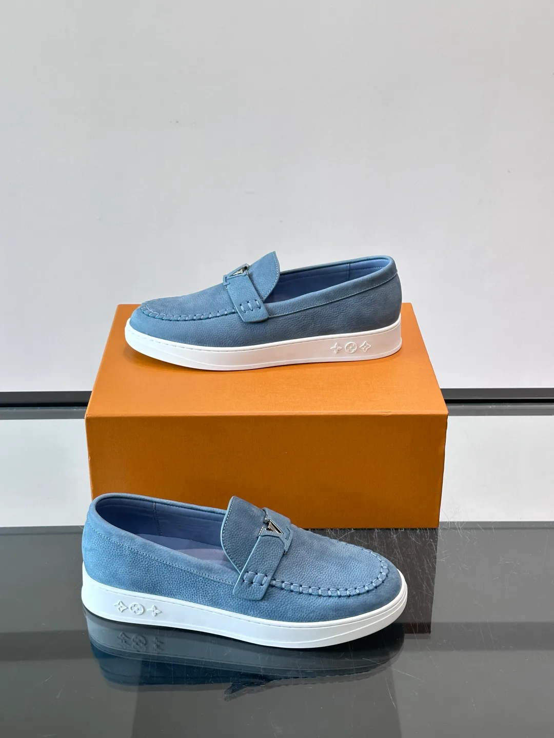 Men's Loafers And Dress Shoes LOUIS VUITTON 17411067