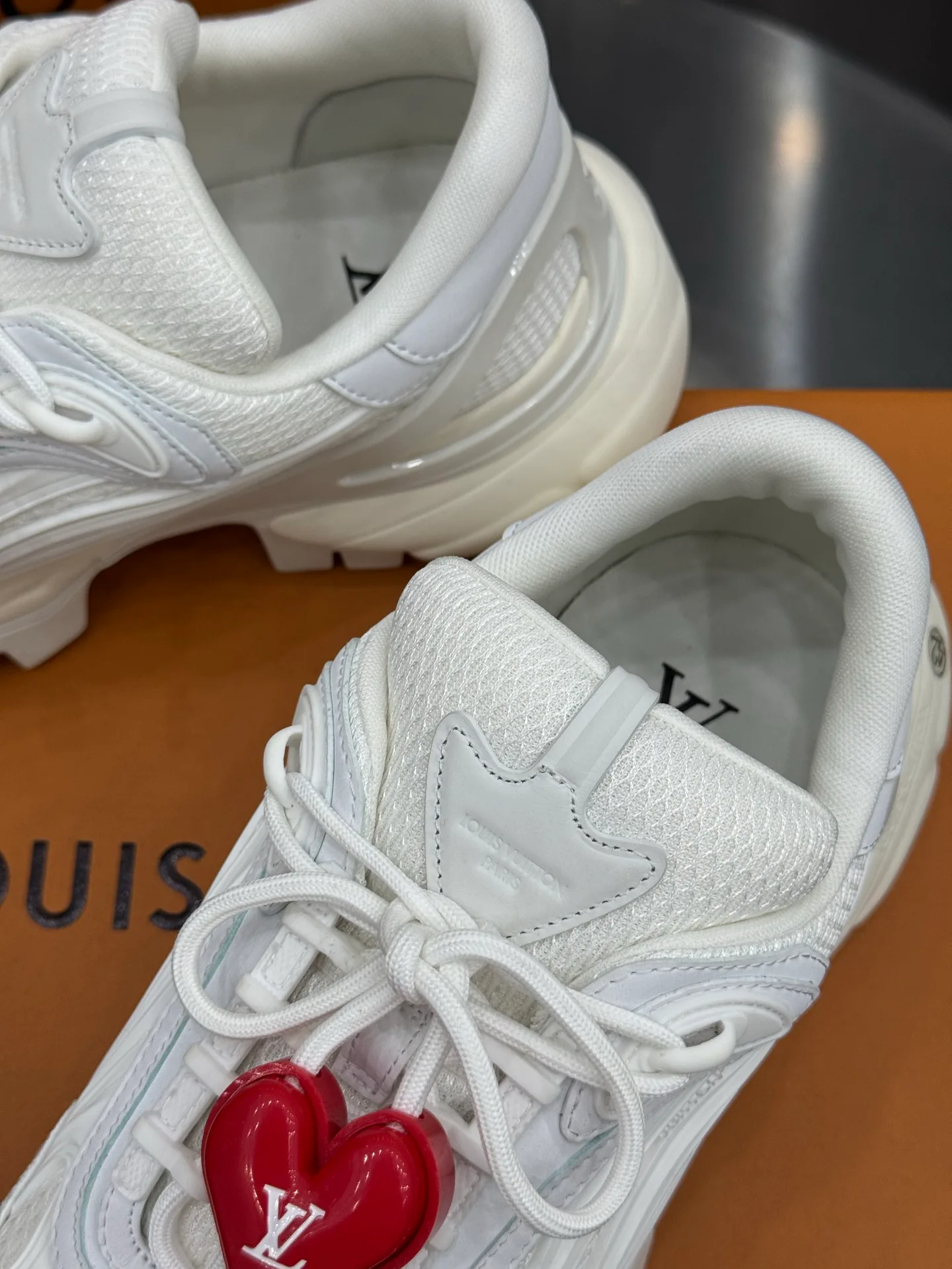 Men's Sneakers LOUIS VUITTON 18202620