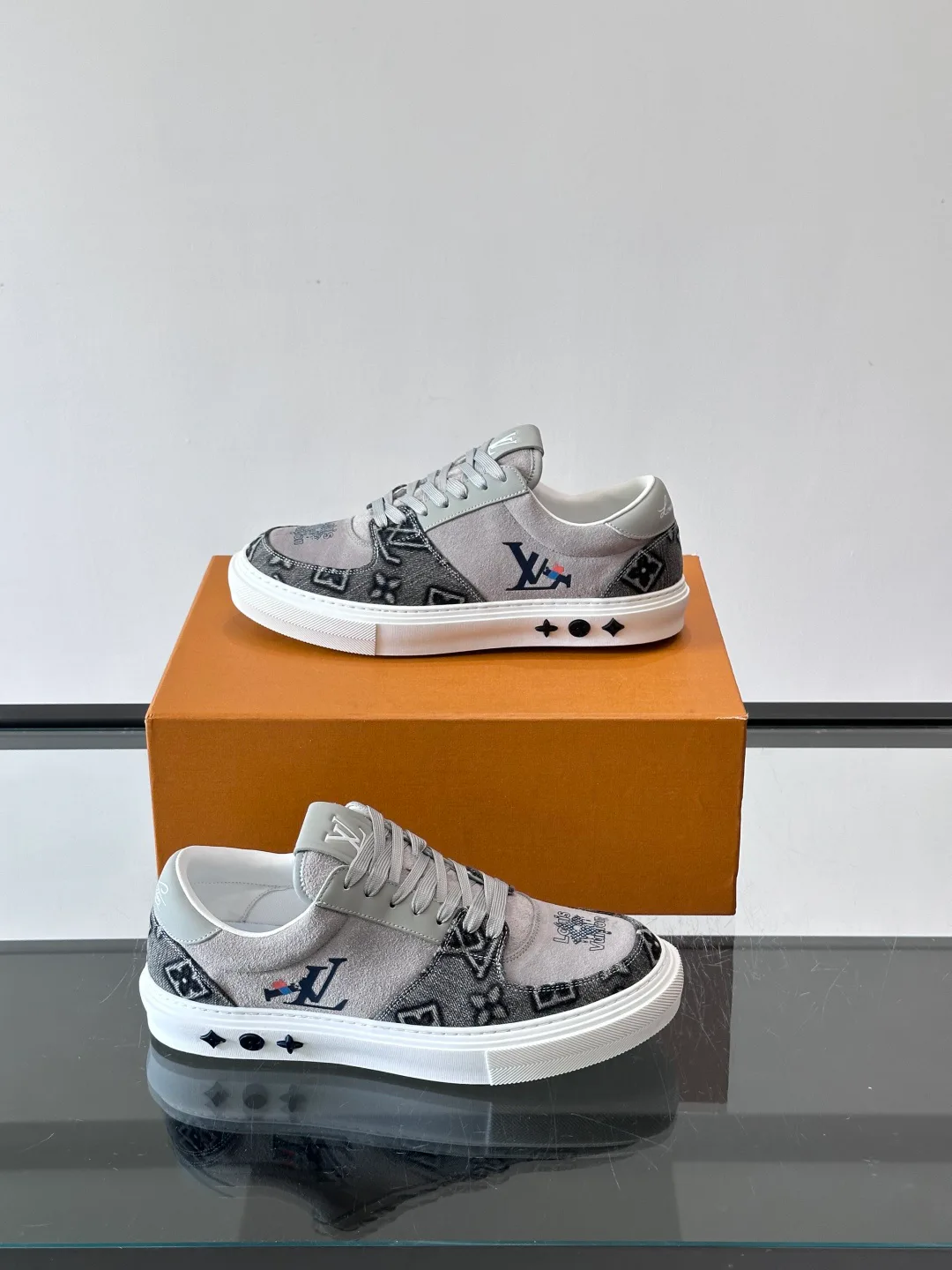 Women's Sneakers LOUIS VUITTON 17037735