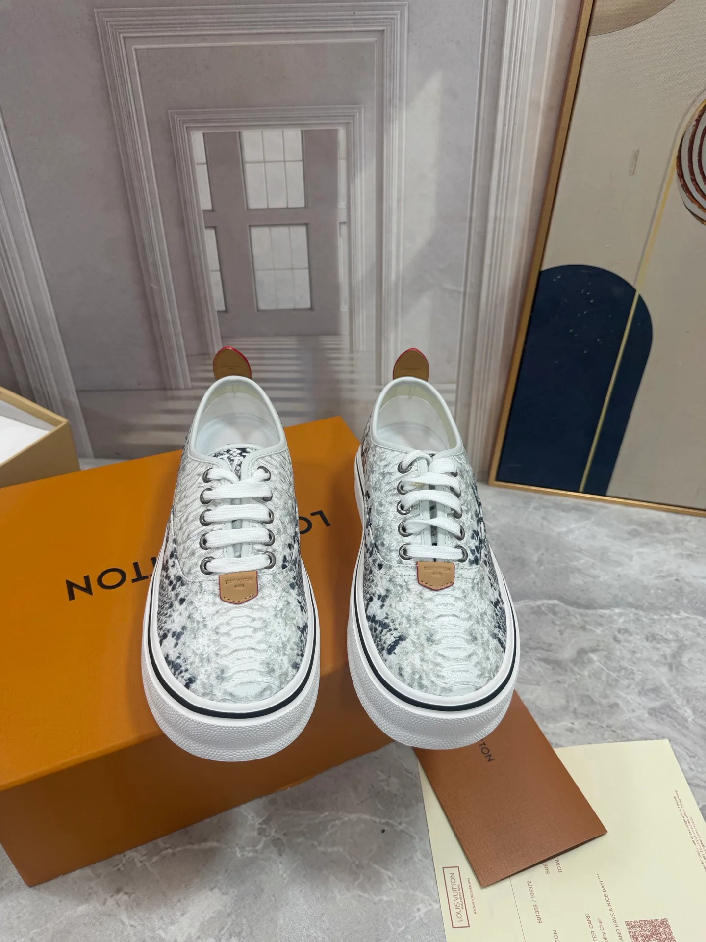Men's Sneakers LOUIS VUITTON 18190052