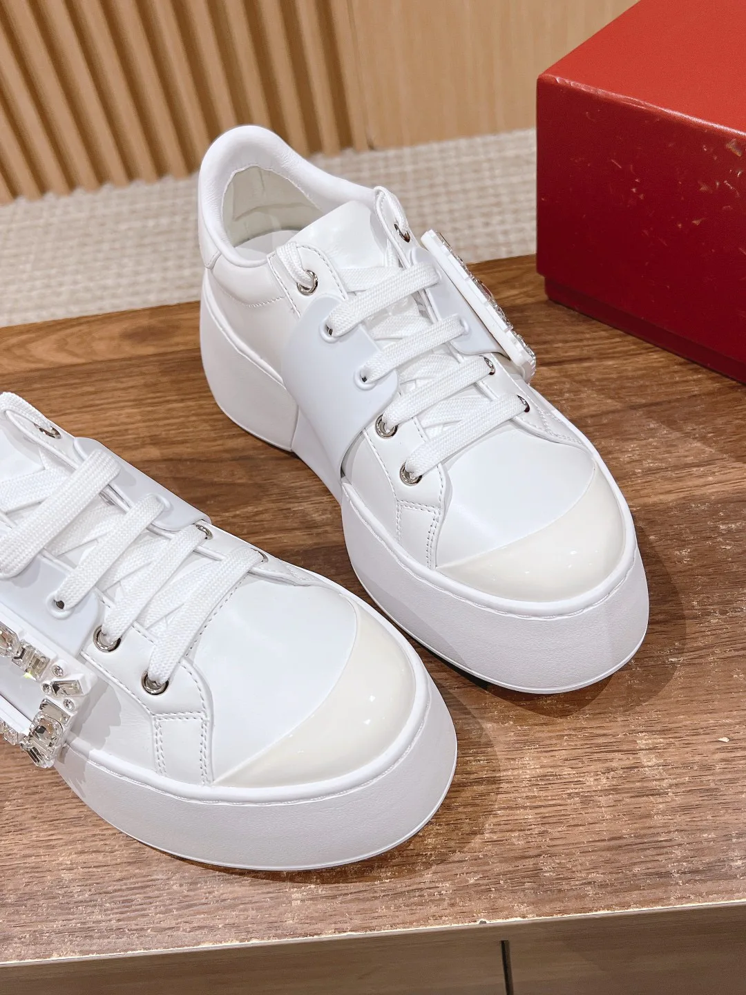 Кроссовки Женские Roger Vivier 18676632