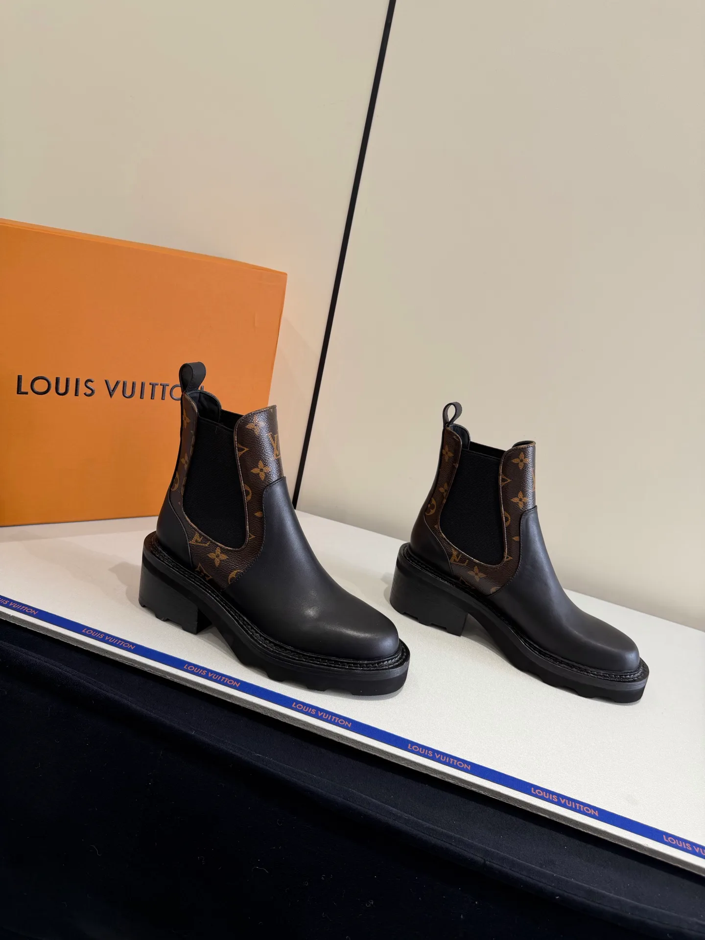 Women's Ankle Boots LOUIS VUITTON 19563708