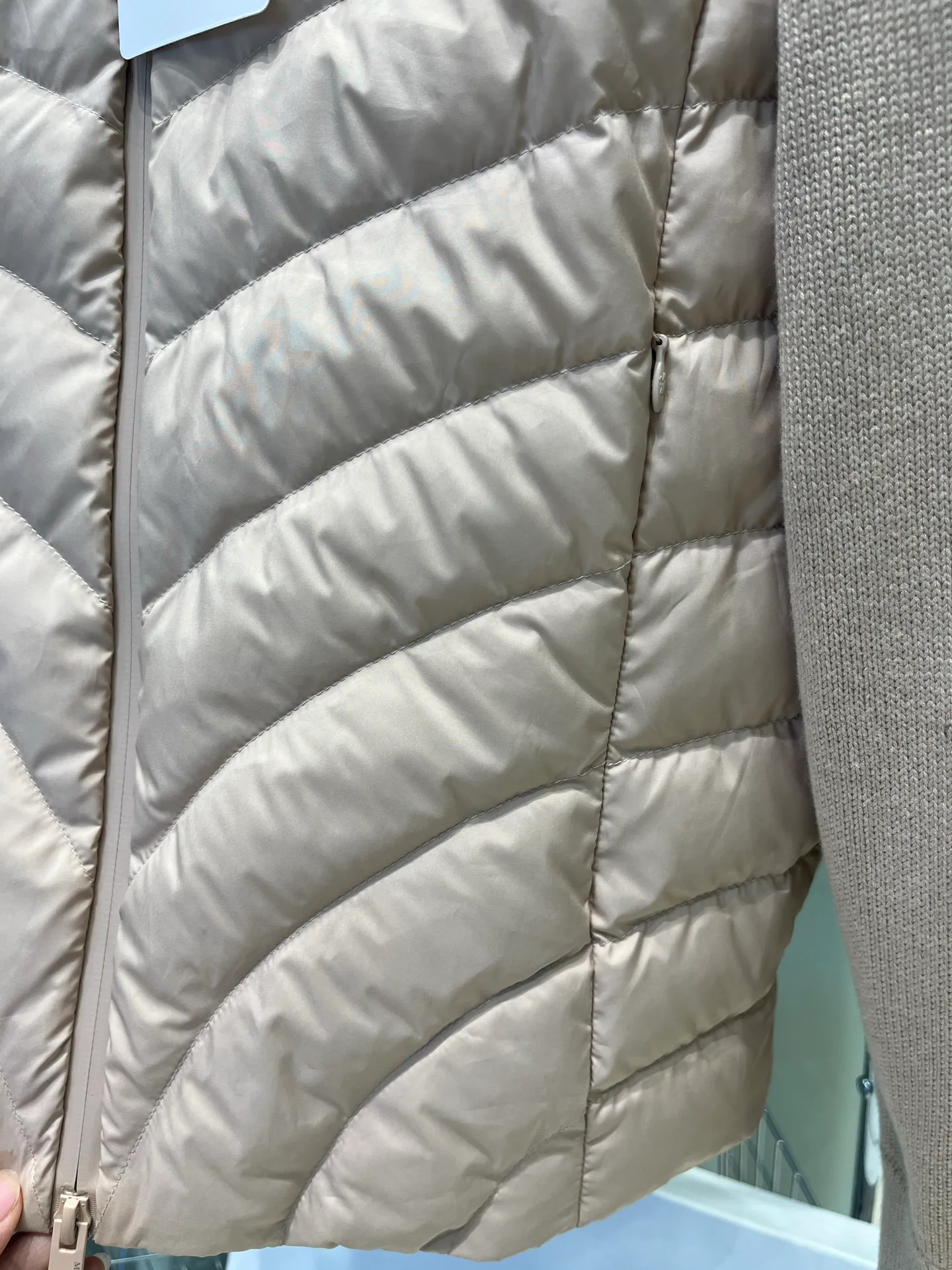 Women's Jackets And Down Jackets MONCLER 17323191