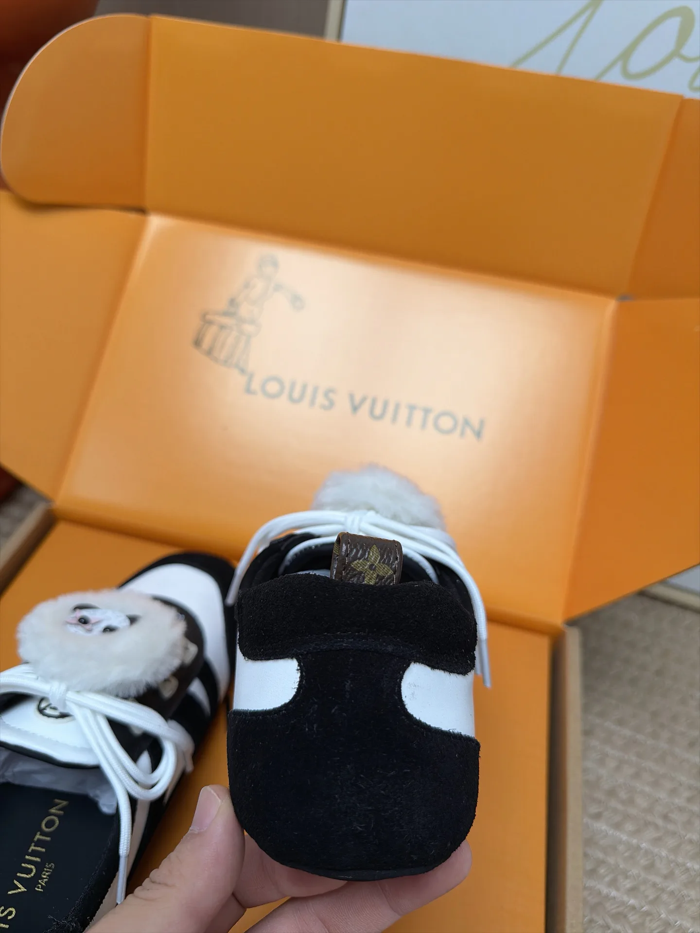 Women's Sneakers LOUIS VUITTON 18063010