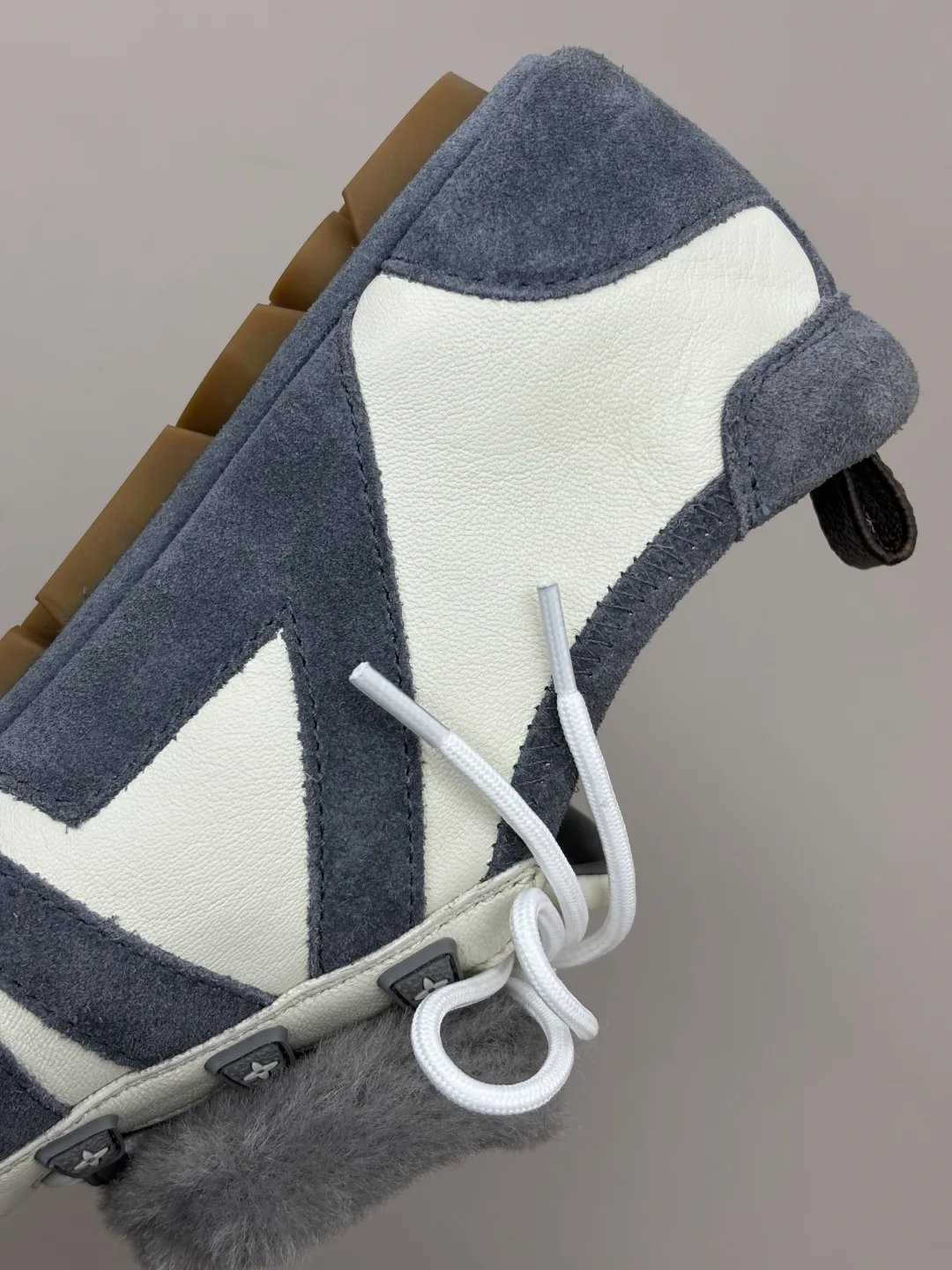 Women's Sneakers LOUIS VUITTON 18006202