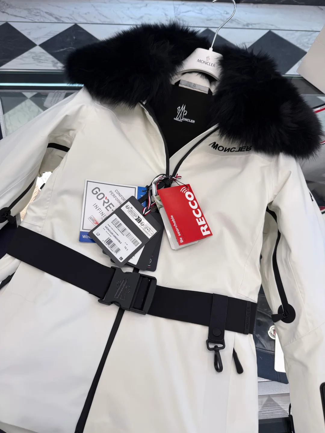 Women's Jackets And Down Jackets MONCLER 18133610
