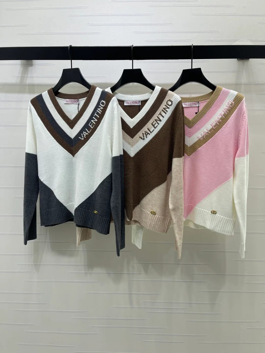 Women's Jumpers And Sweaters VALENTINO 18140974