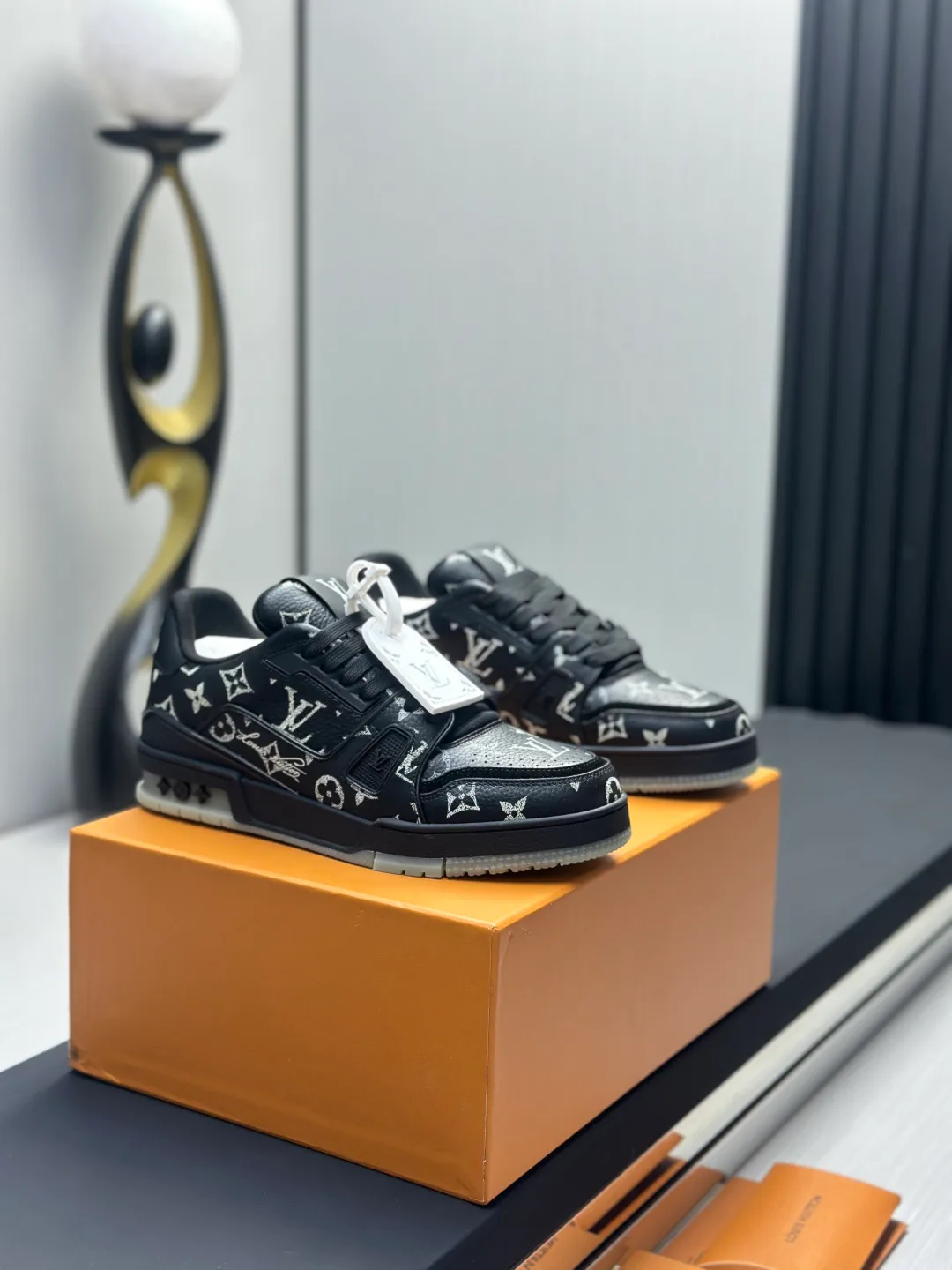 Women's Sneakers LOUIS VUITTON 18011572