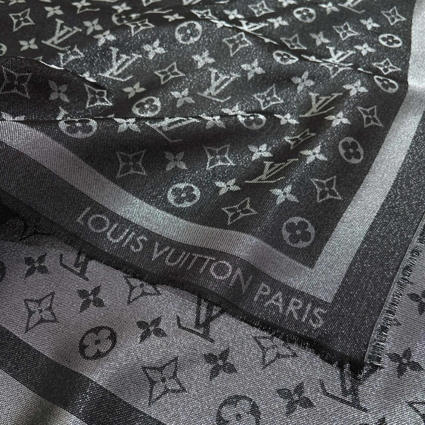 Scarves LOUIS VUITTON 18267547