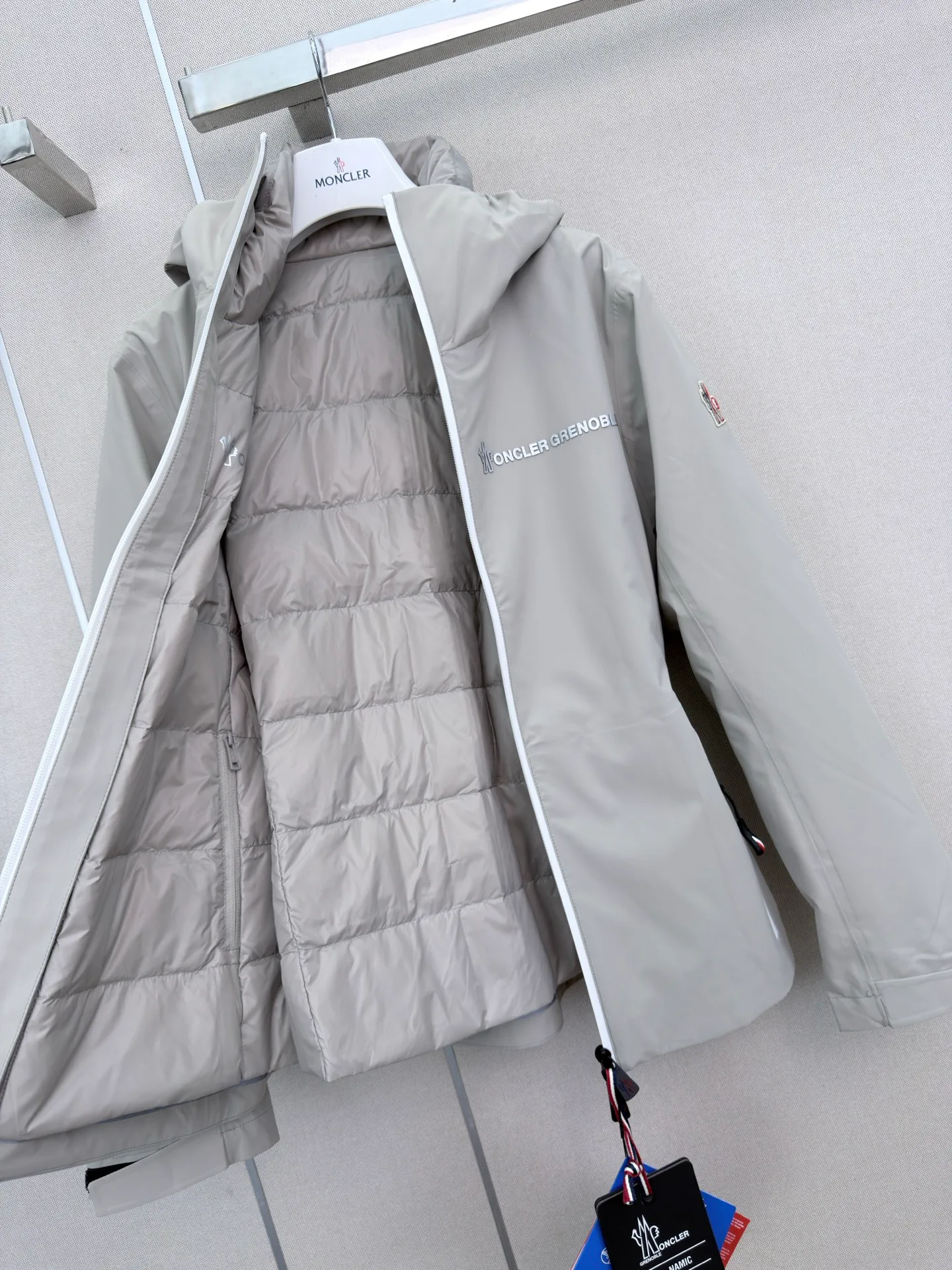 Women's Jackets And Down Jackets MONCLER 18501655