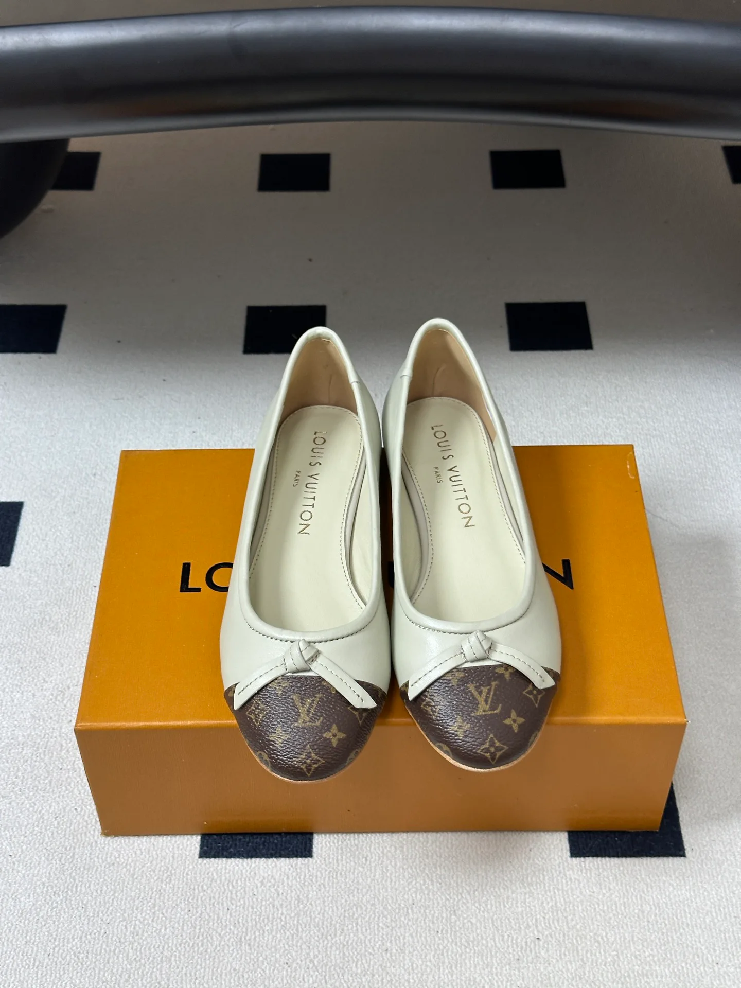 Women's Ballet Flats LOUIS VUITTON 18049404