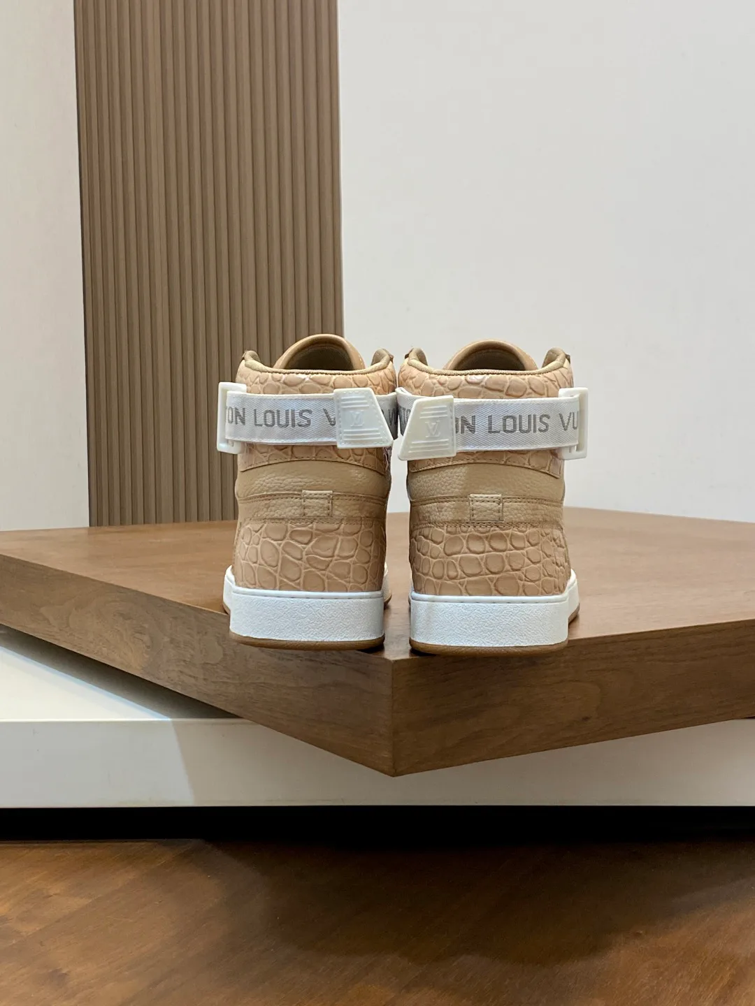 Men's Sneakers LOUIS VUITTON 18265103