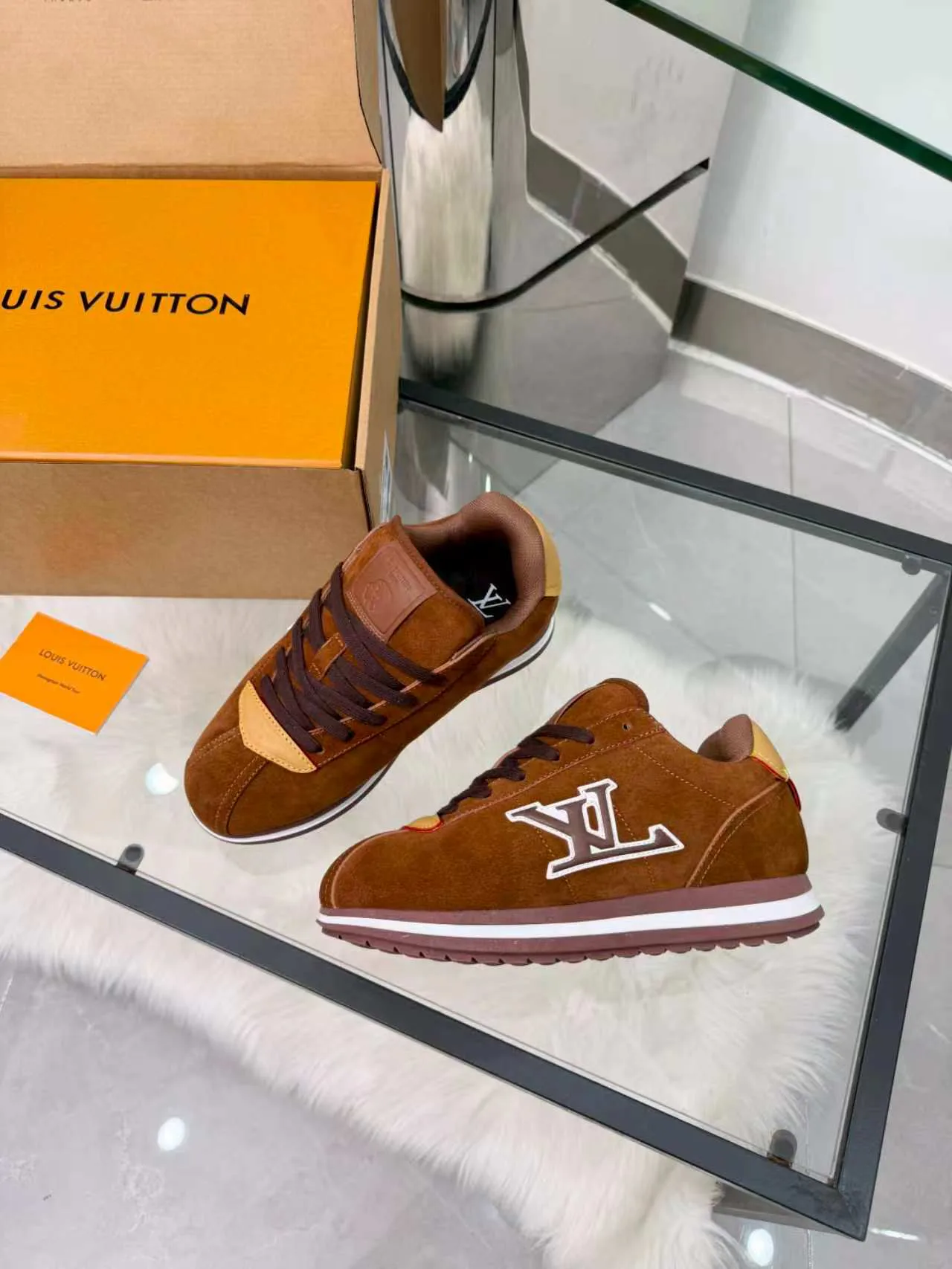 Women's Sneakers LOUIS VUITTON 18417396