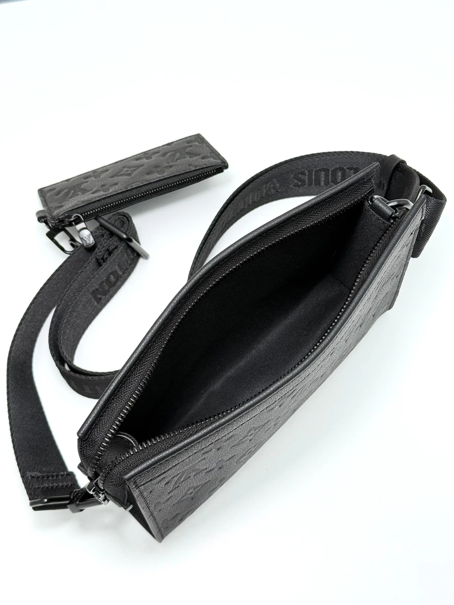 Women's Shoulder Bags LOUIS VUITTON 17802502