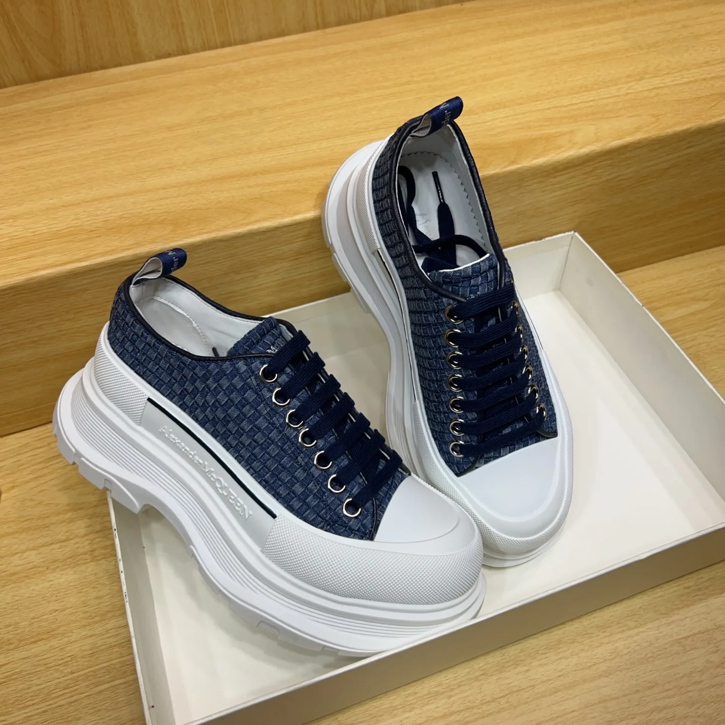 Women's Sneakers ALEXANDER MCQUEEN 17545168