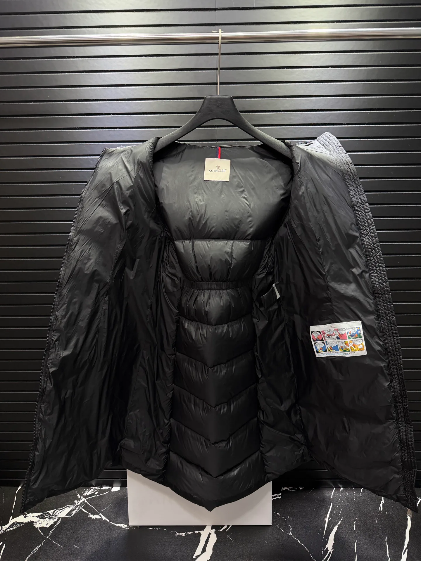 Women's Jackets And Down Jackets MONCLER 18188643