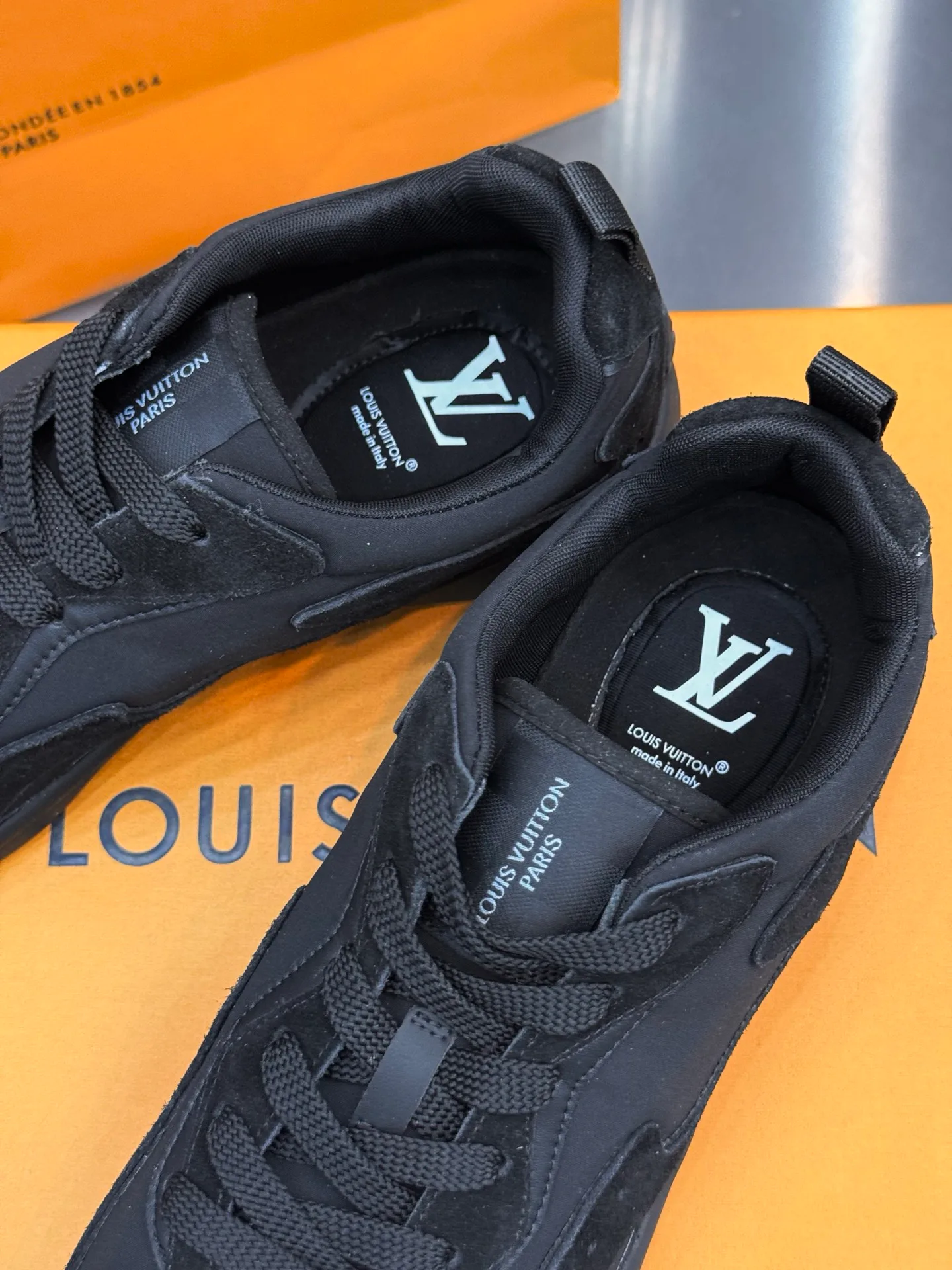 Men's Sneakers LOUIS VUITTON 18202637