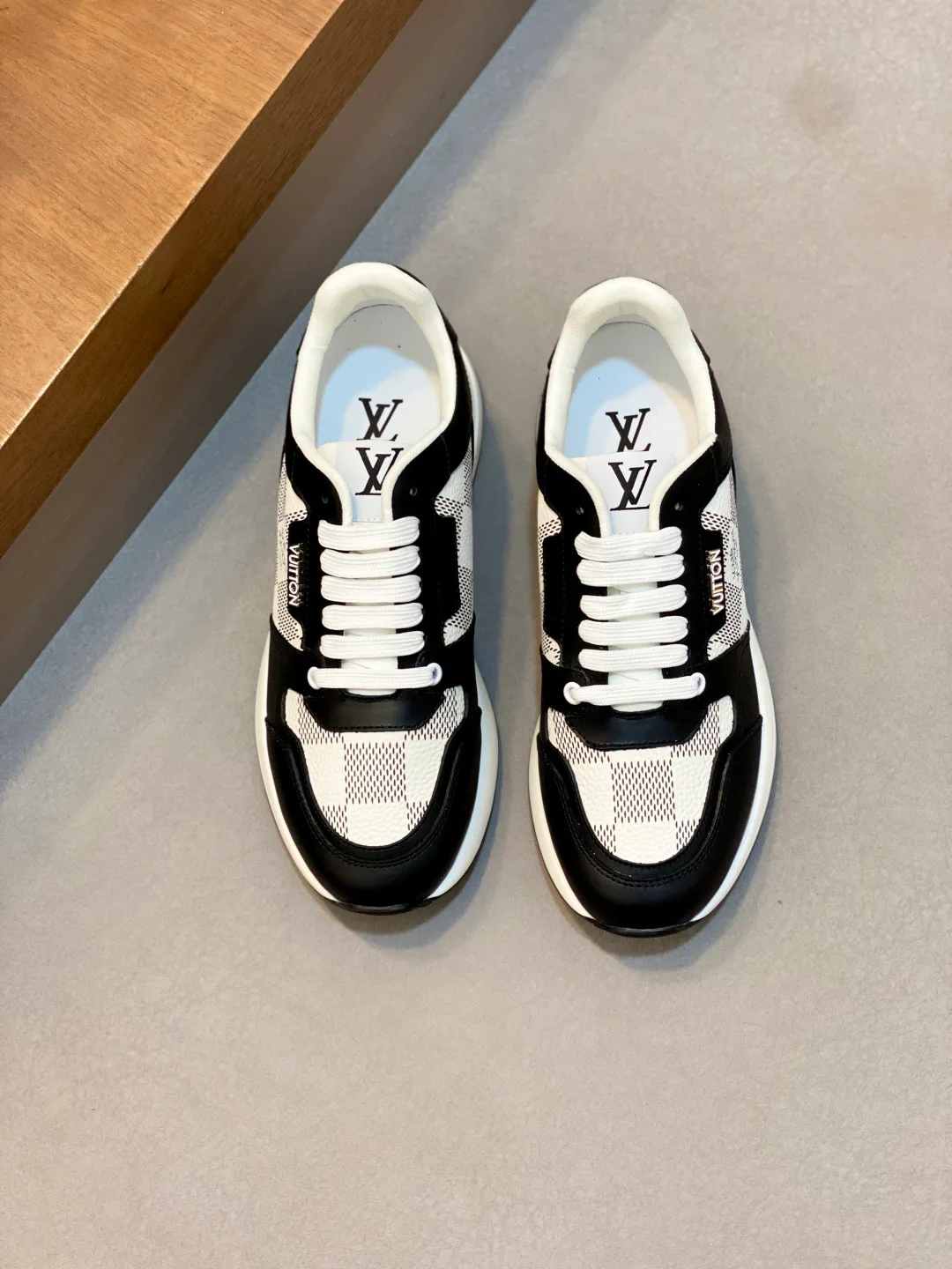 Men's Sneakers LOUIS VUITTON 18274583