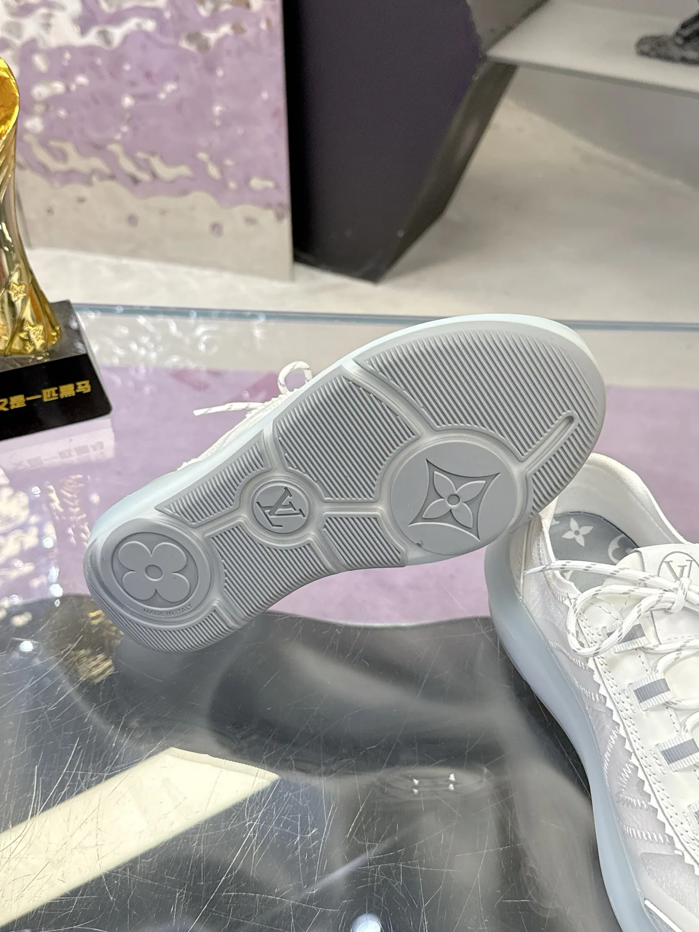 Women's Sneakers LOUIS VUITTON 17368529