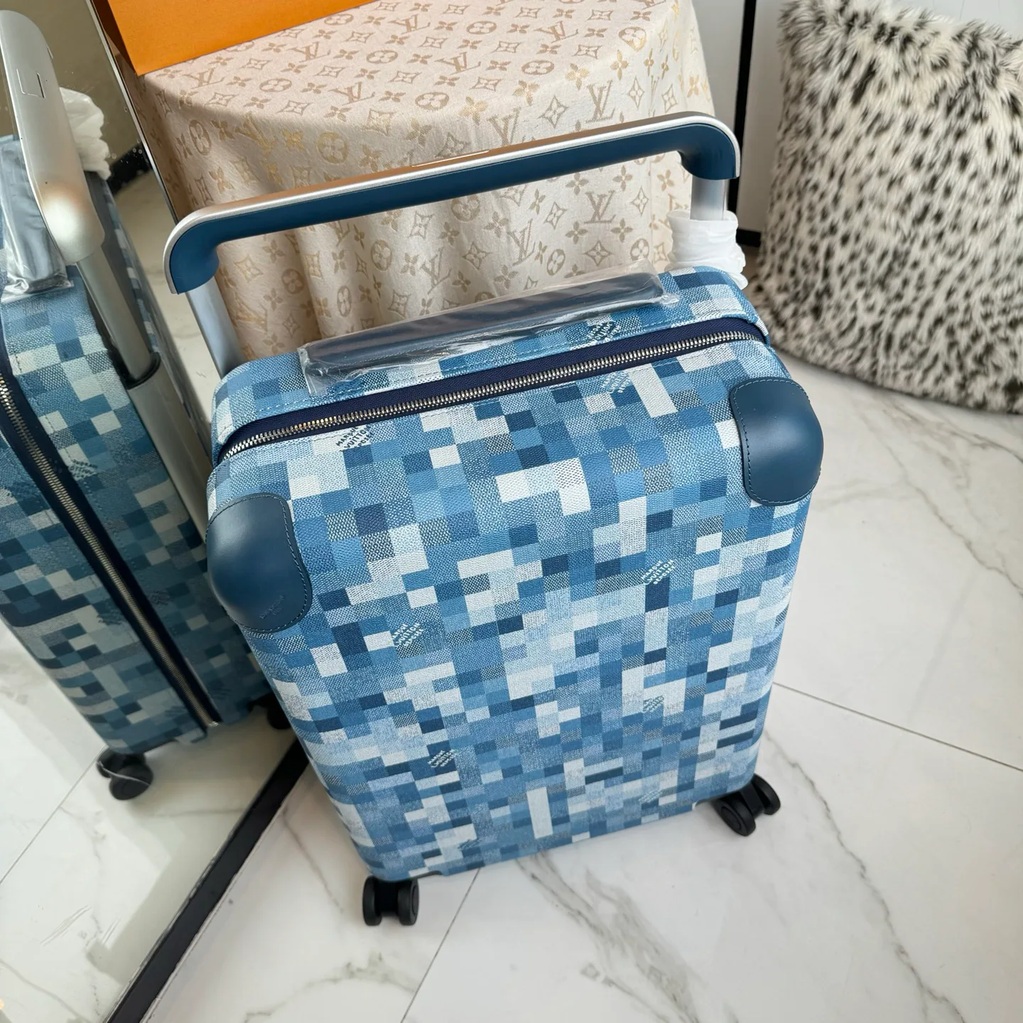 Suitcases LOUIS VUITTON 17801472