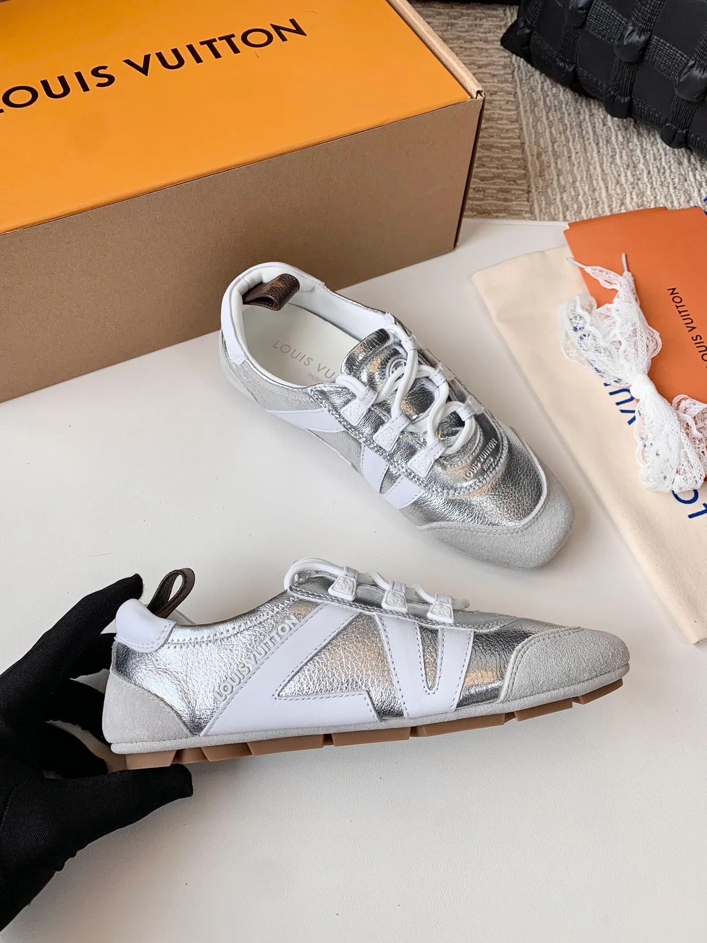 Women's Sneakers LOUIS VUITTON 17753811