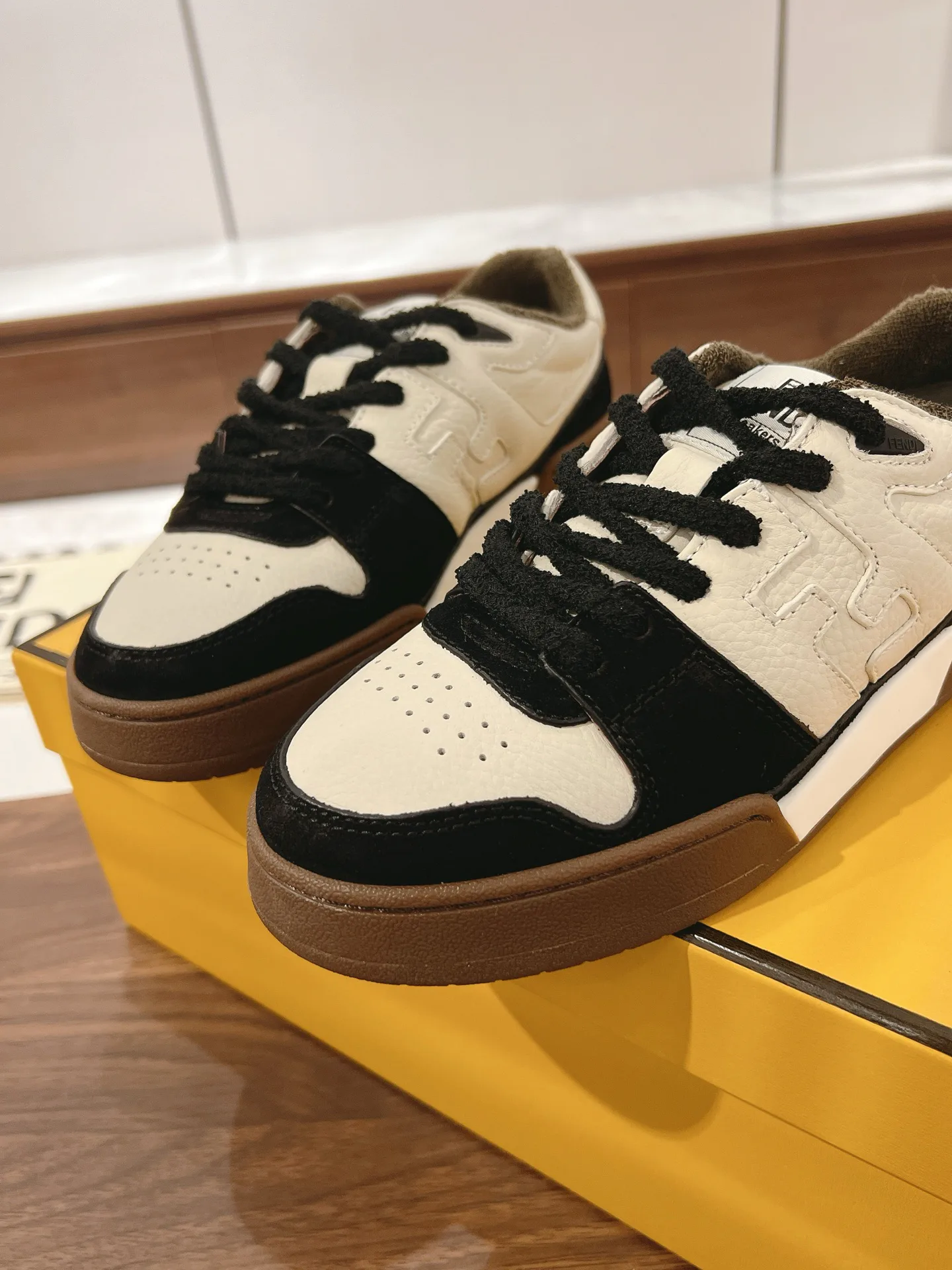 Women's Sneakers FENDI 18219599
