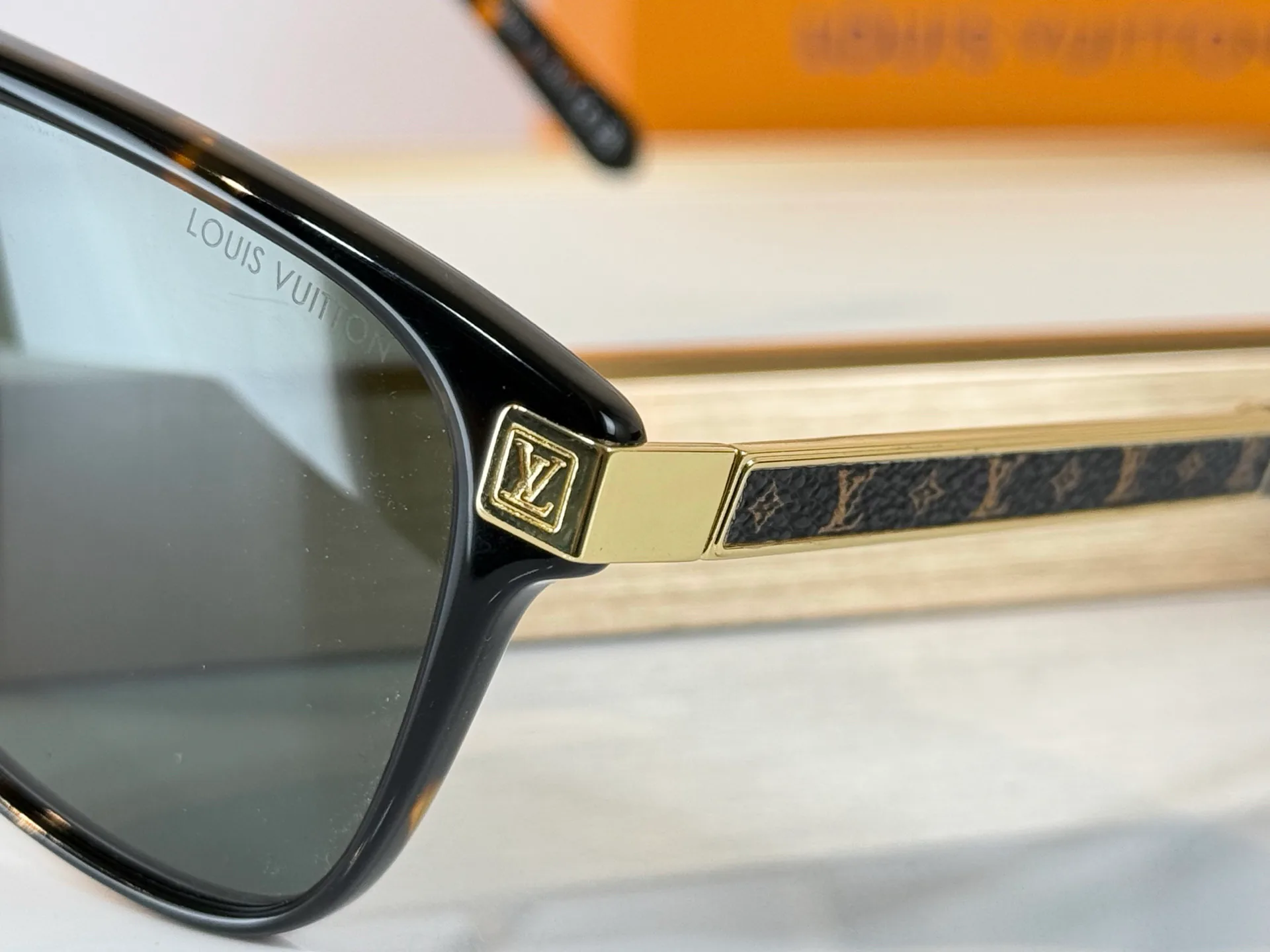 Glasses LOUIS VUITTON 18118087