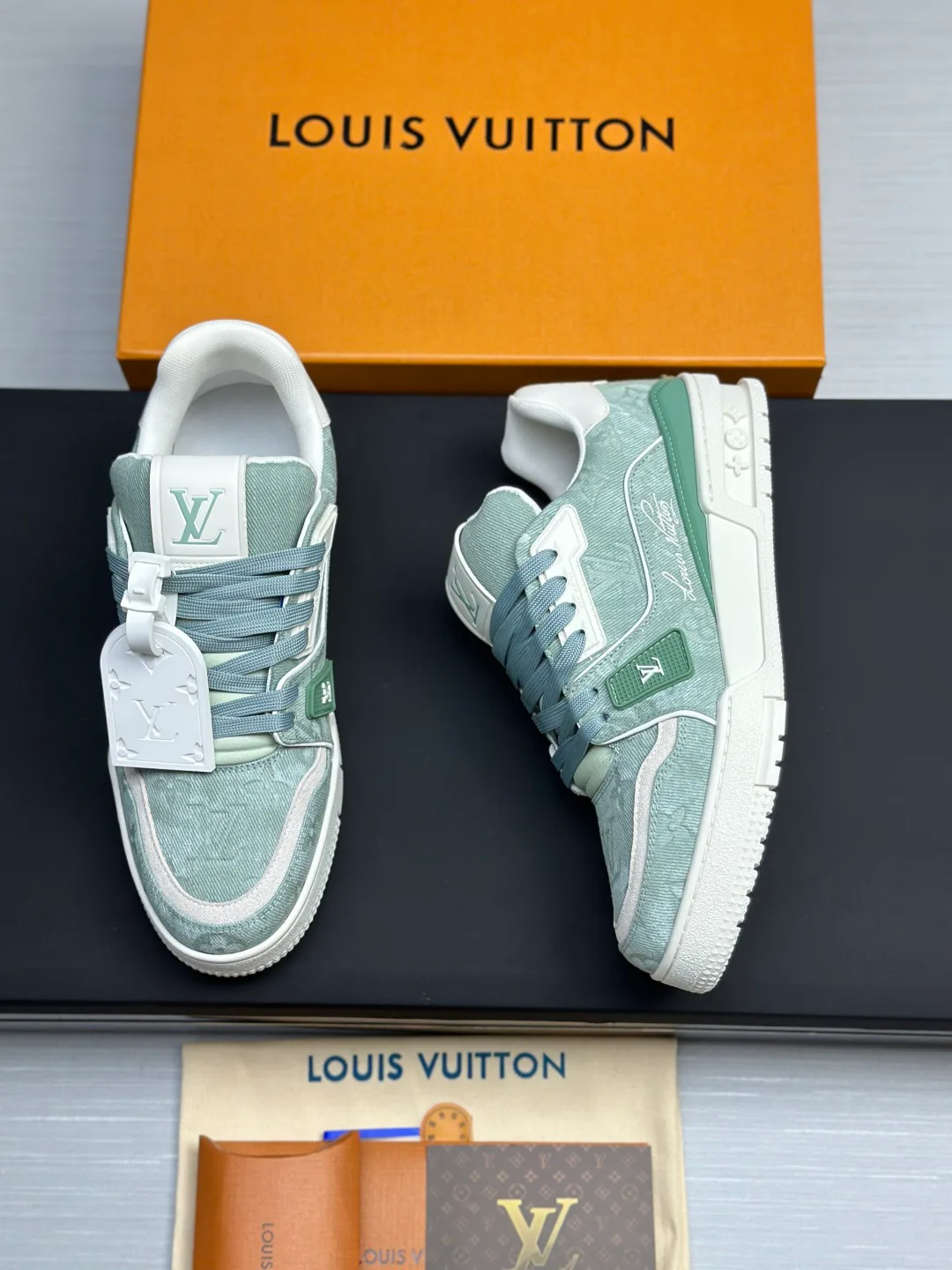 Women's Sneakers LOUIS VUITTON 18011604