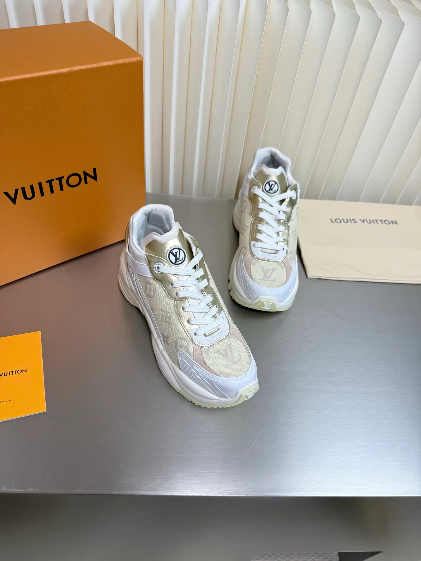 Women's Sneakers LOUIS VUITTON 17873173