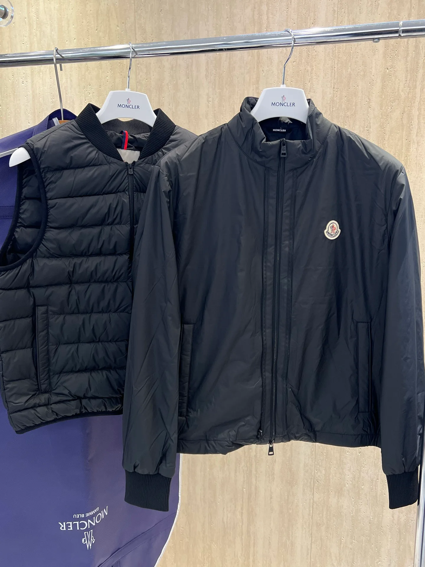 Women's Jackets And Down Jackets MONCLER 18264467
