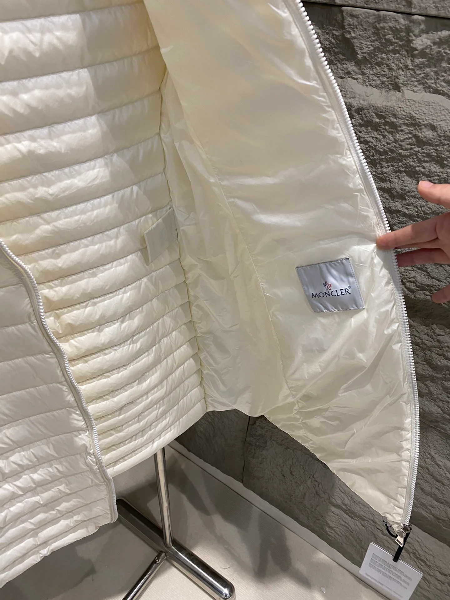 Women's Jackets And Down Jackets MONCLER 18016655
