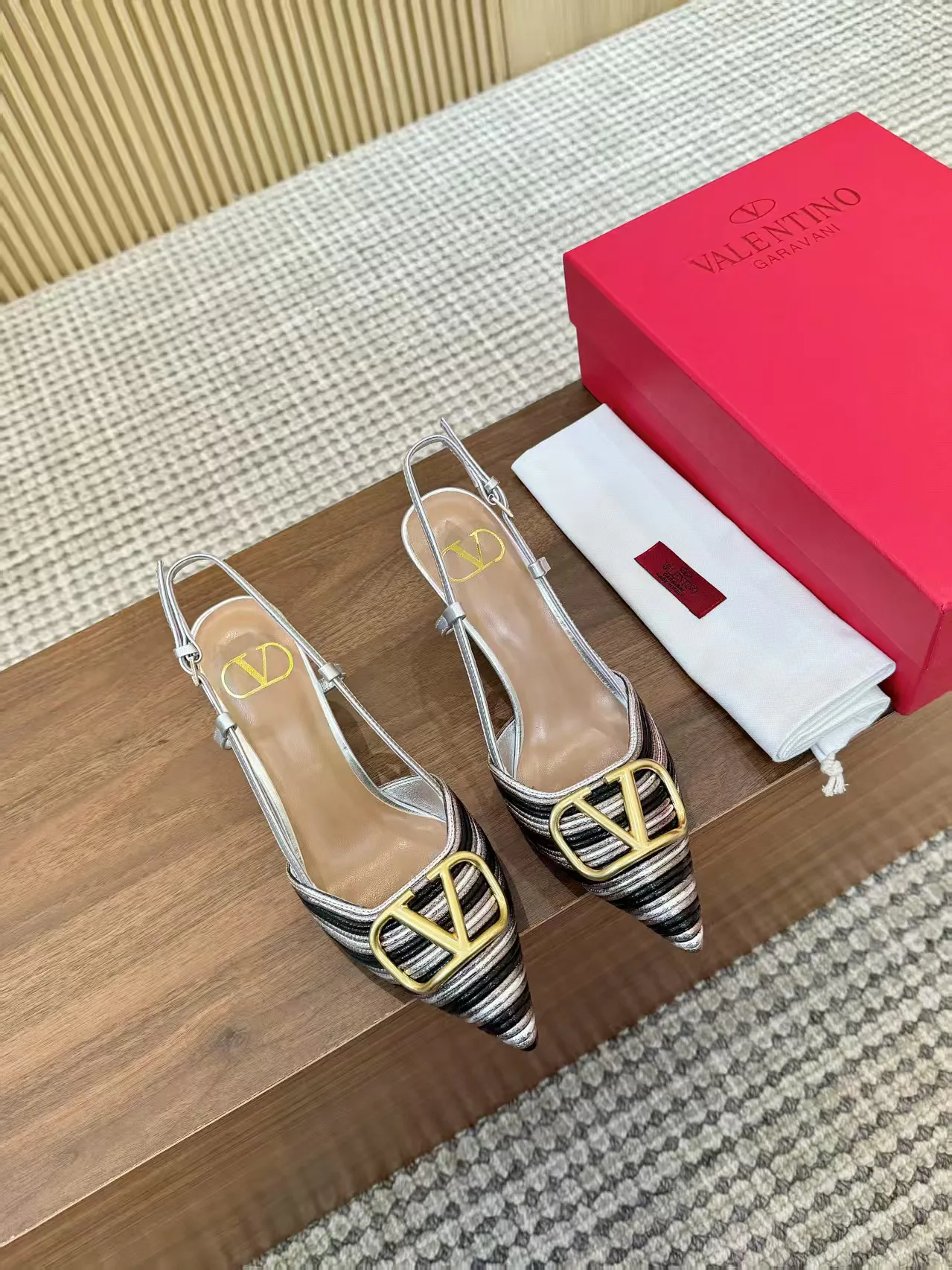 Women's Open-Toe Sandals VALENTINO 17956877