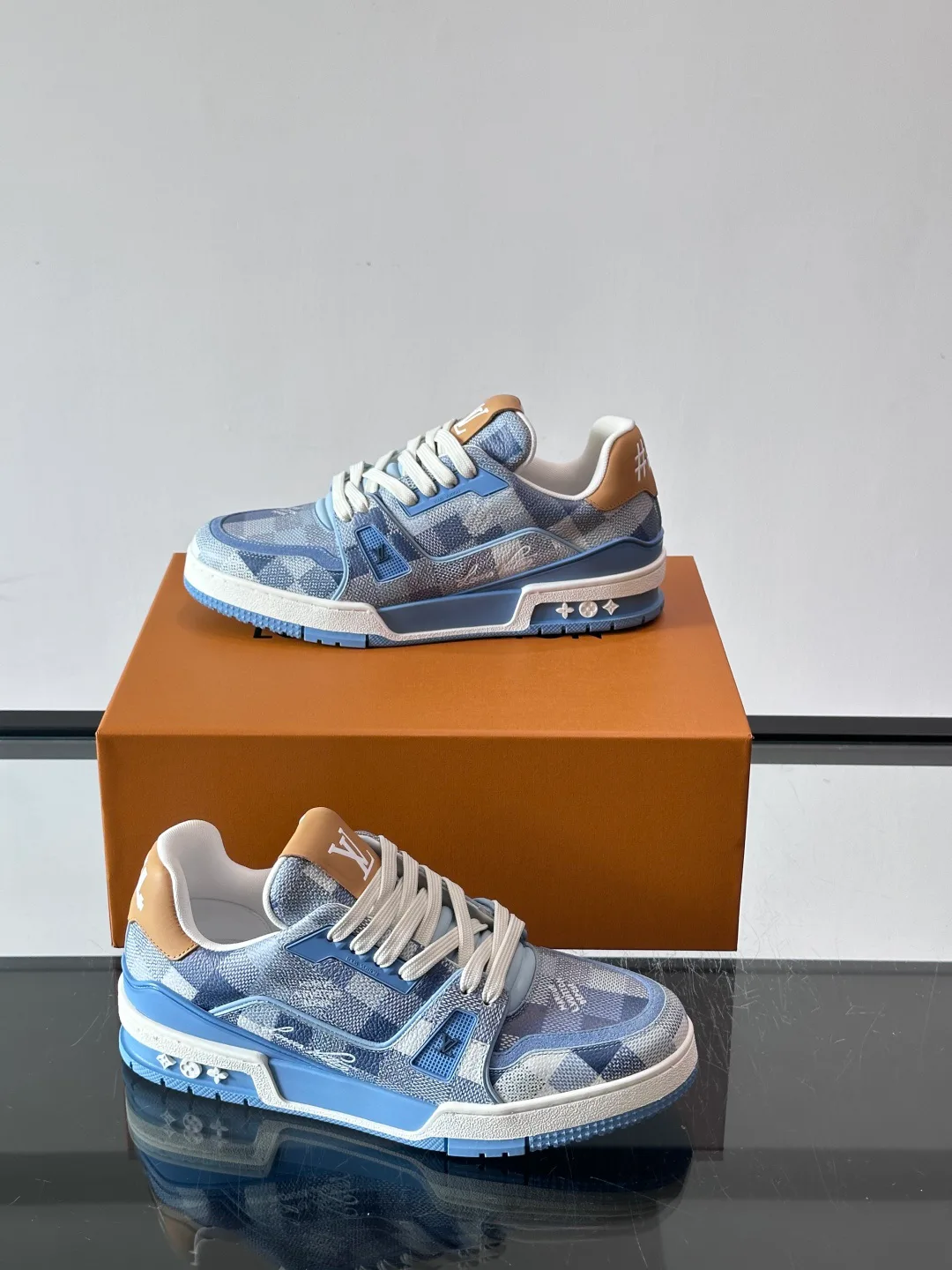 Women's Sneakers LOUIS VUITTON 17608032