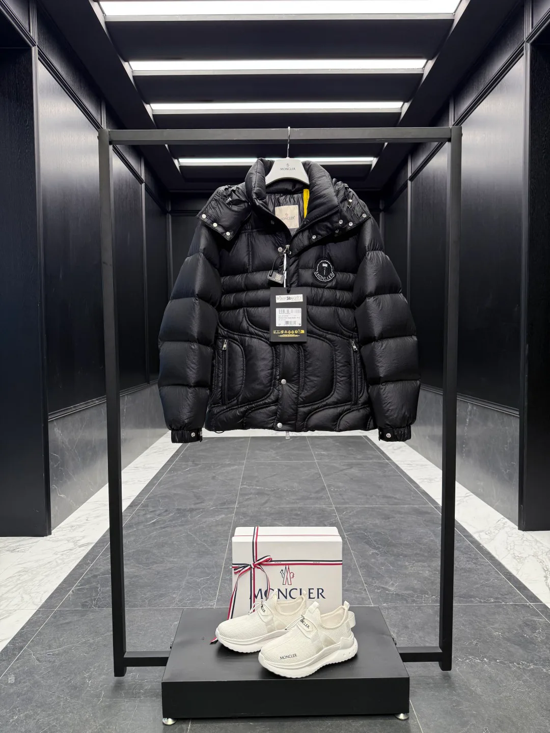 Women's Jackets And Down Jackets MONCLER 18007707