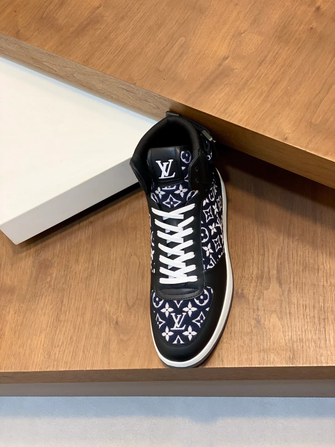 Men's Sneakers LOUIS VUITTON 18399950