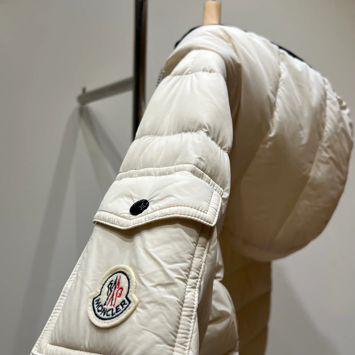 Women's Jackets And Down Jackets MONCLER 18336958