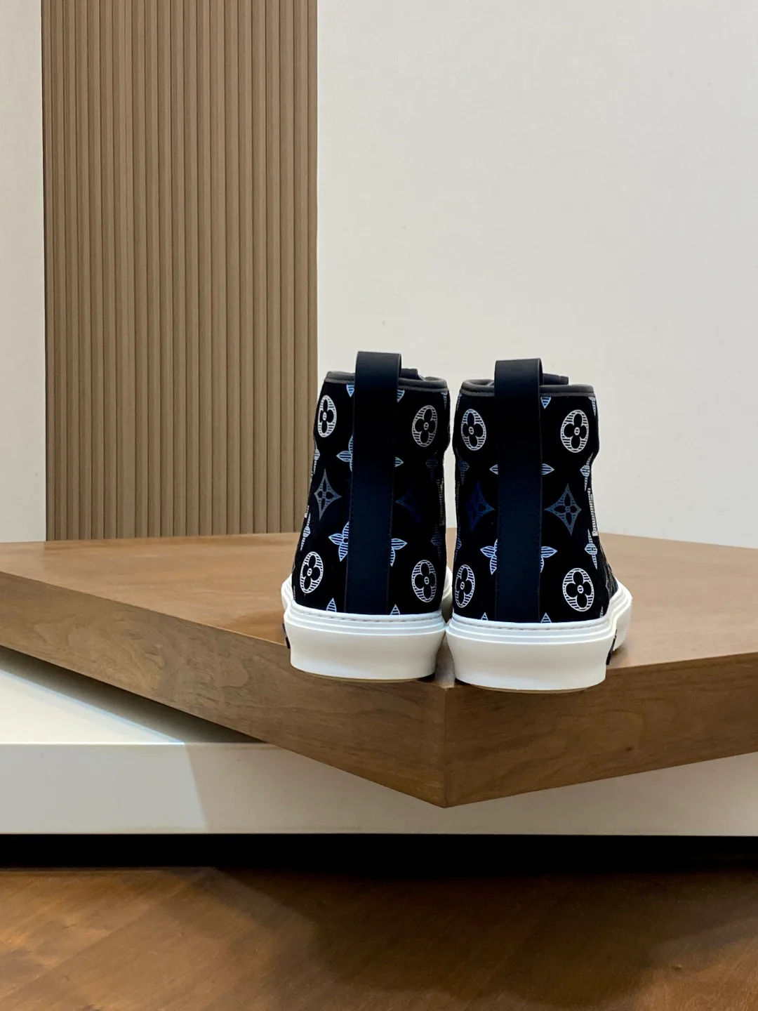 Men's Sneakers LOUIS VUITTON 18363475