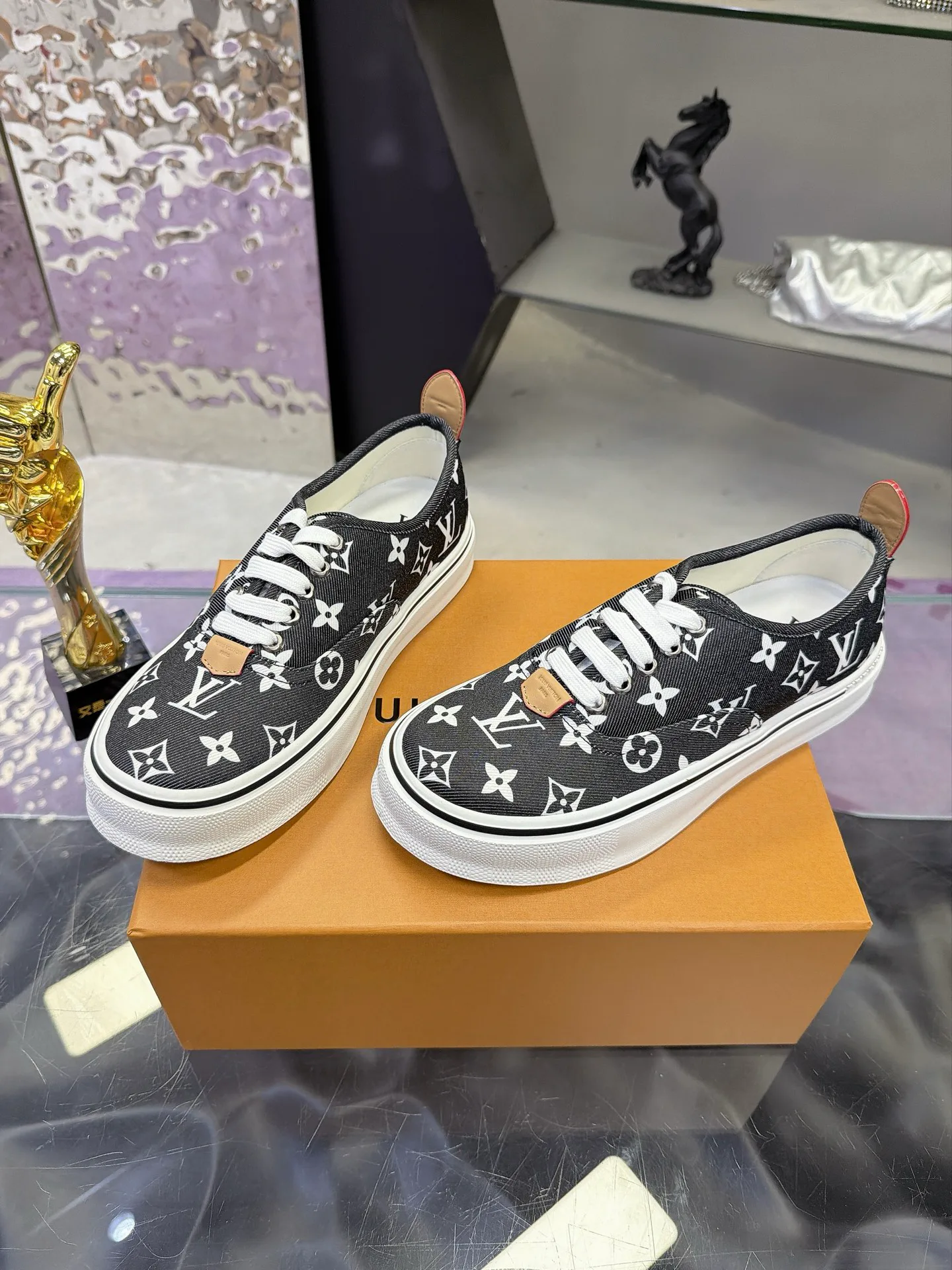 Men's Sneakers LOUIS VUITTON 17930908