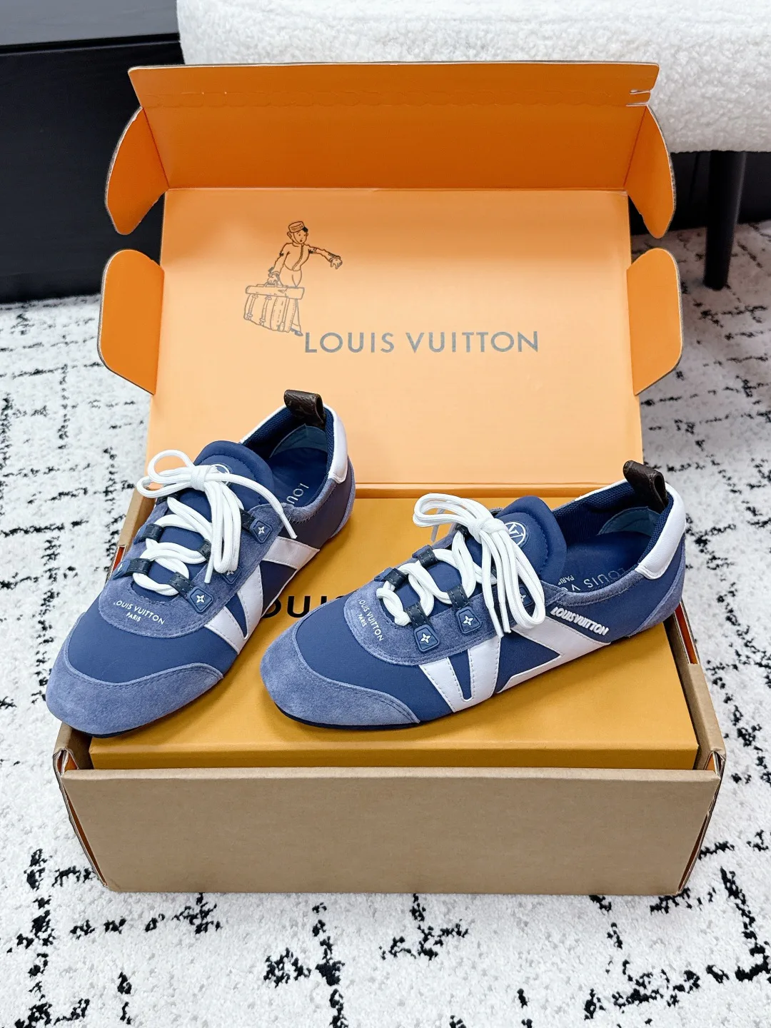 Women's Sneakers LOUIS VUITTON 18409649