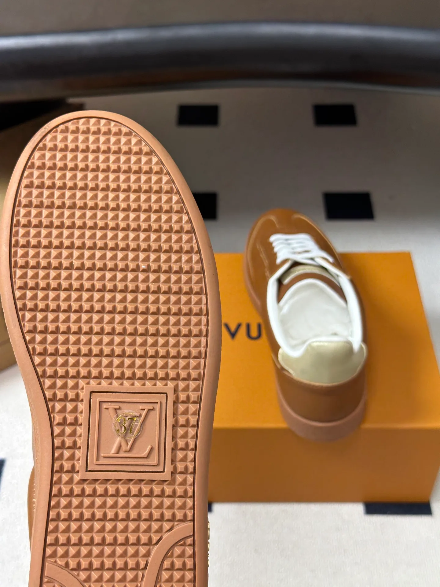 Women's Sneakers LOUIS VUITTON 18340952