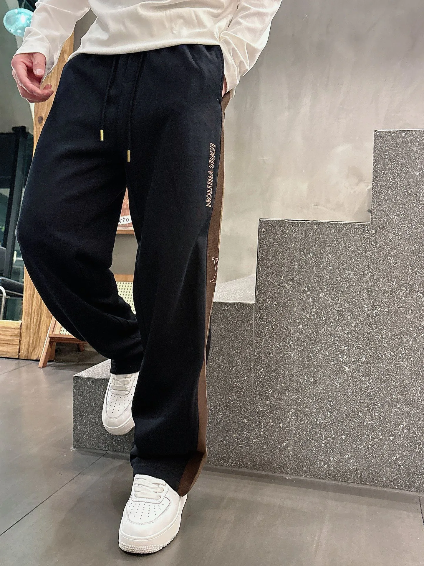 Men's Trousers LOUIS VUITTON 18340443