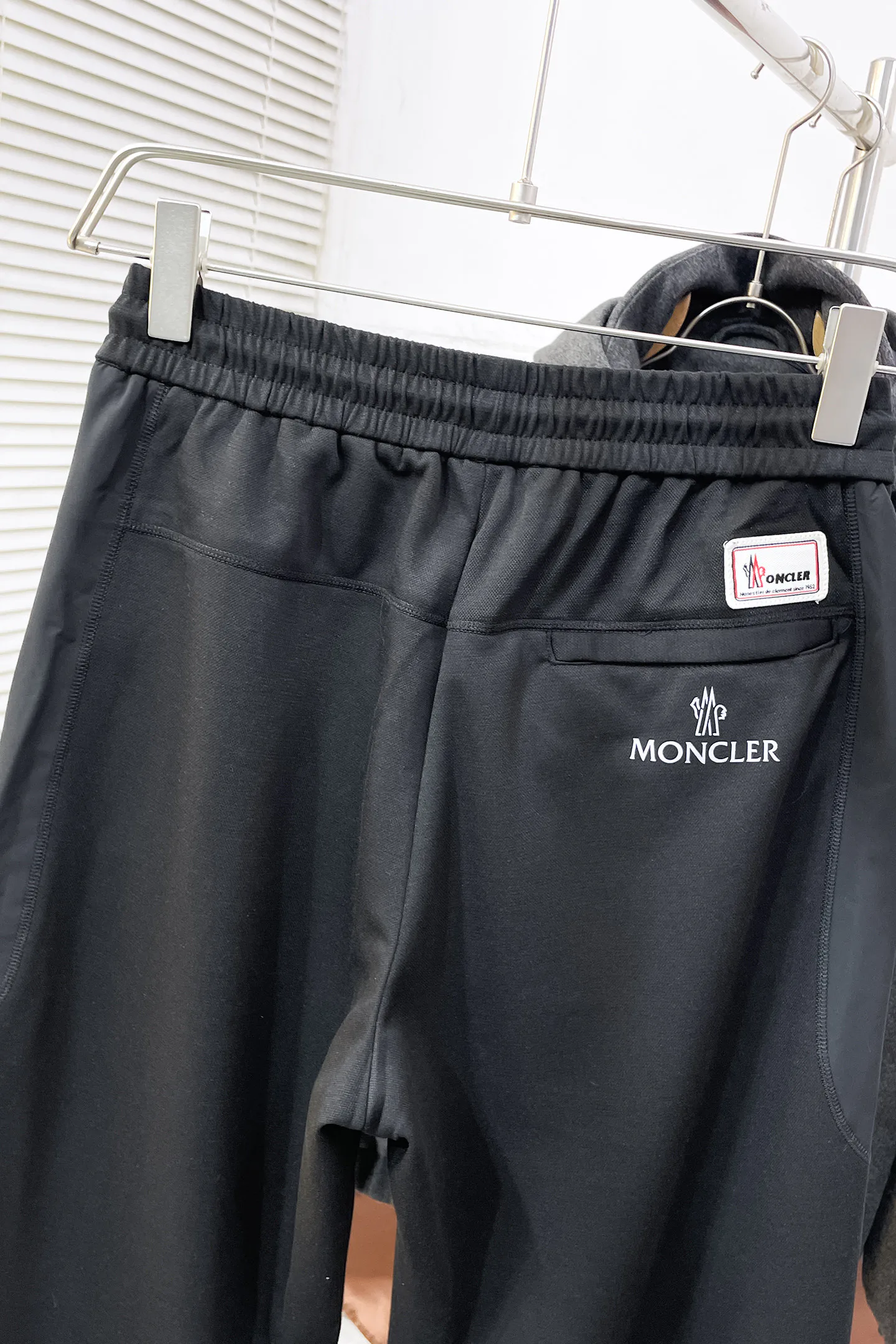 Men's Trousers MONCLER 18068577