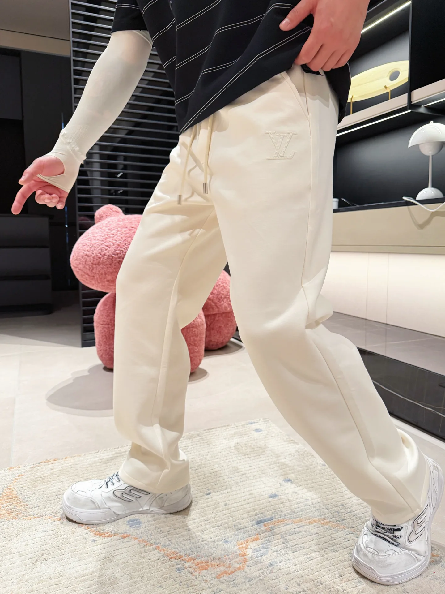 Men's Trousers LOUIS VUITTON 18499751