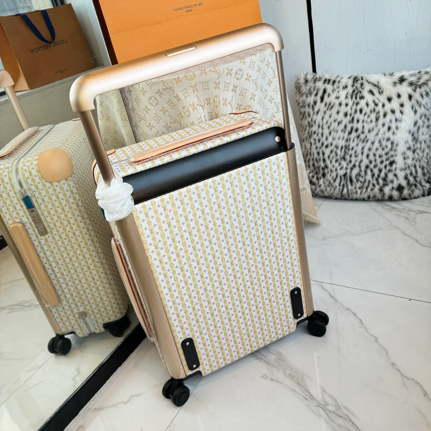 Suitcases LOUIS VUITTON 17675230