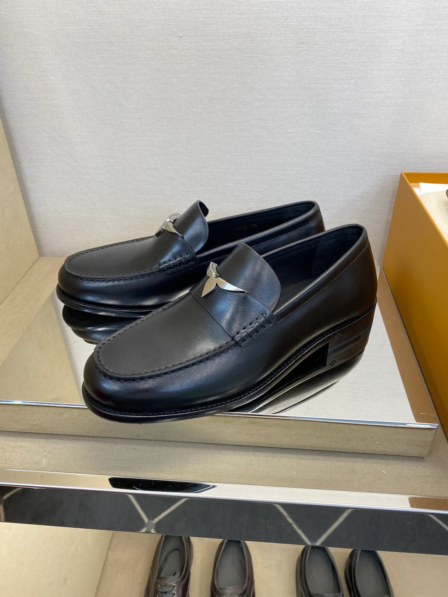 Men's Loafers And Dress Shoes LOUIS VUITTON 18079149