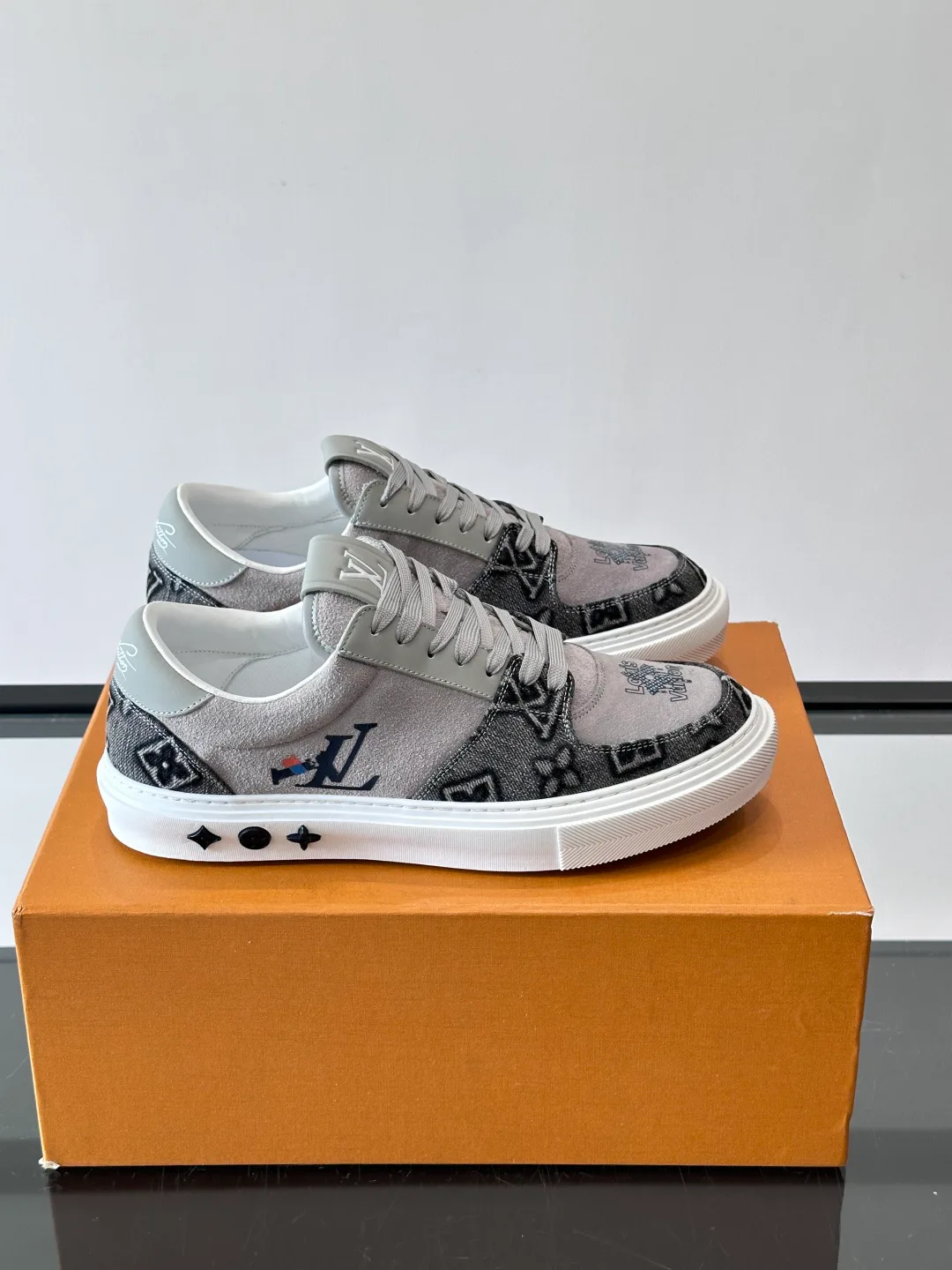 Women's Sneakers LOUIS VUITTON 17037735