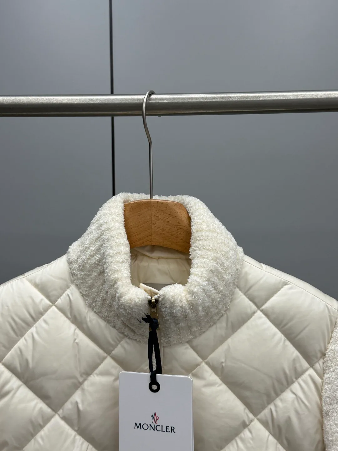 Women's Jackets And Down Jackets MONCLER 17843979